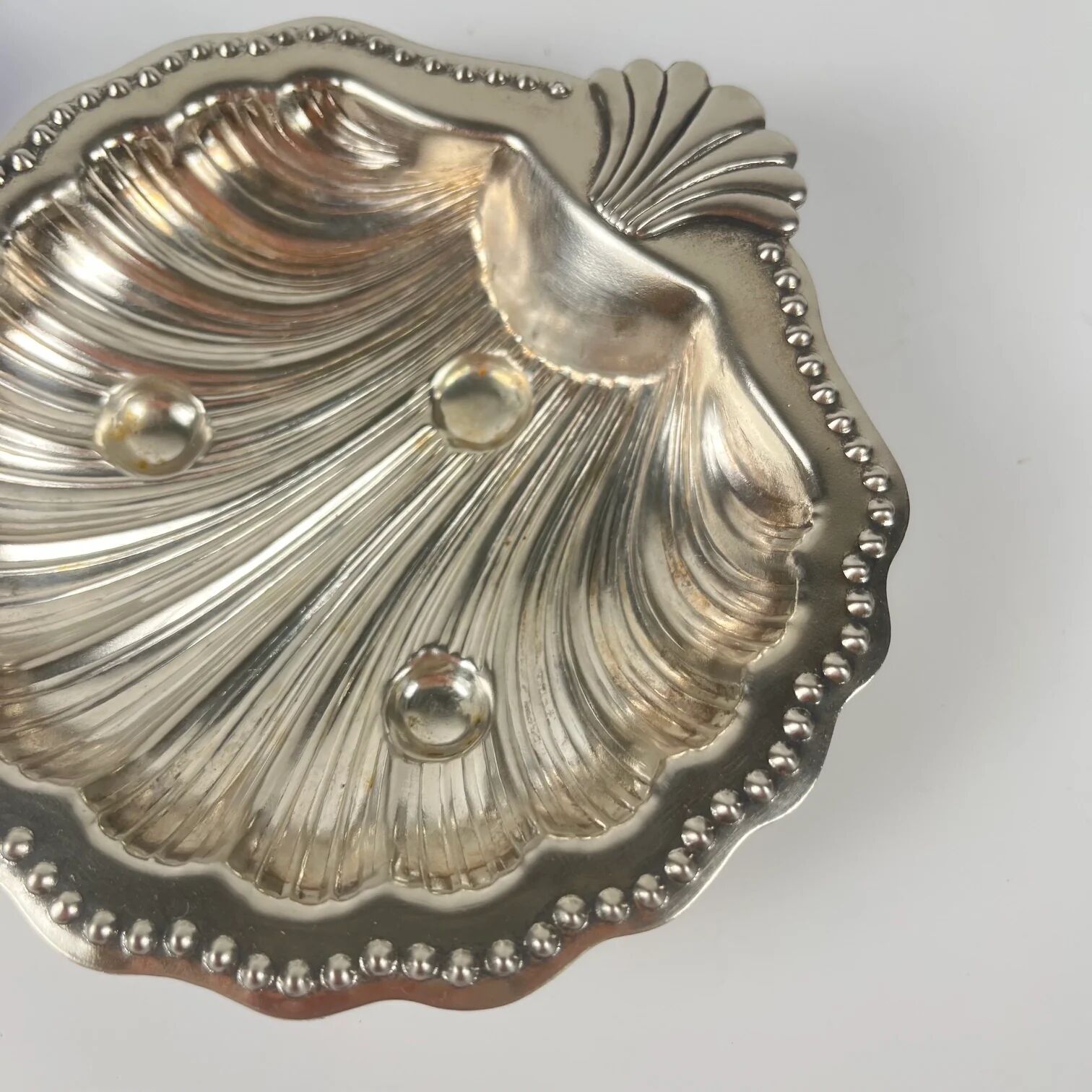 Vide poche / beurrier ouvert coquillage en métal couleur argenté et insert verre bleu, 1970