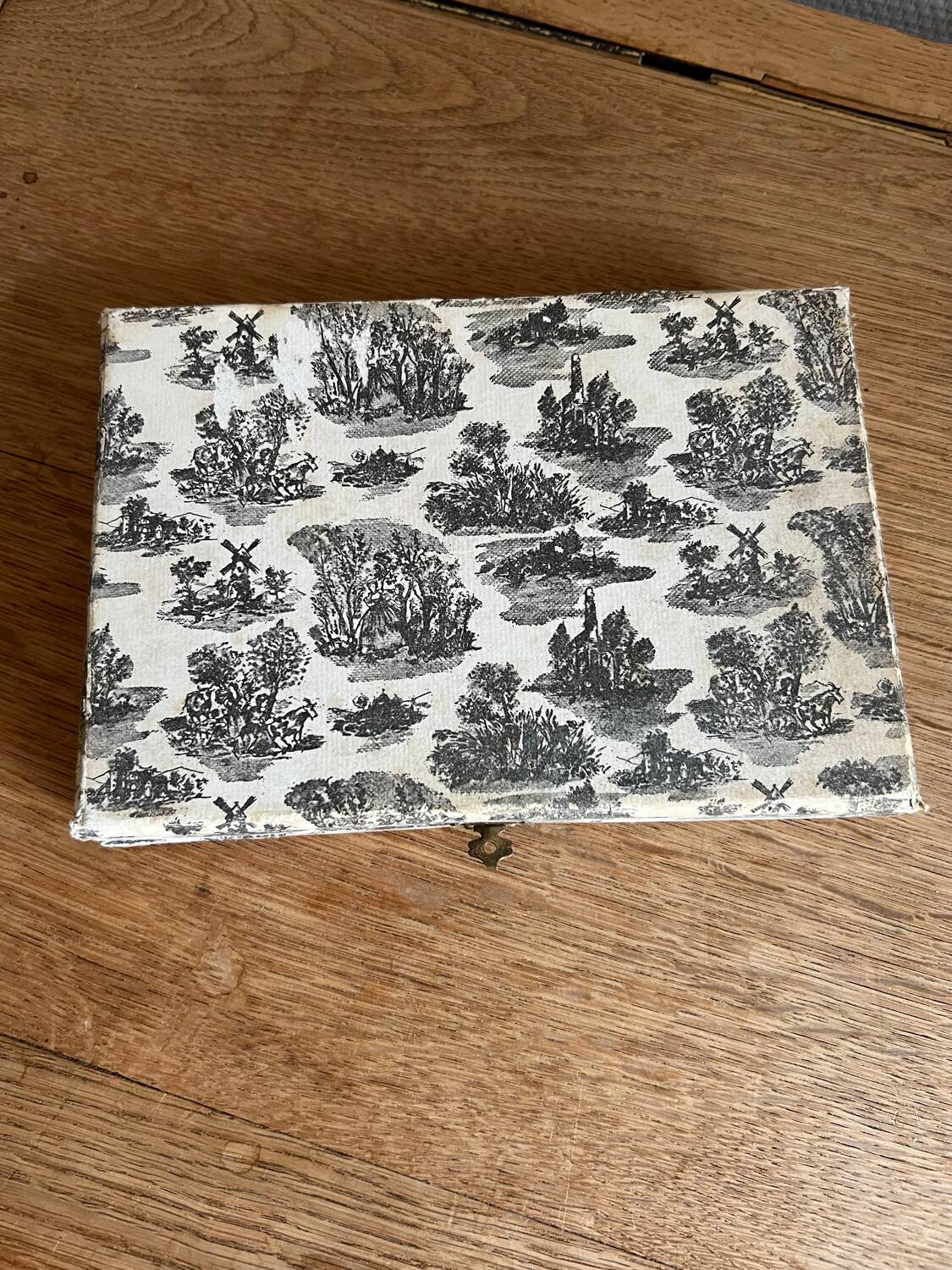 12 cheese or dessert knives