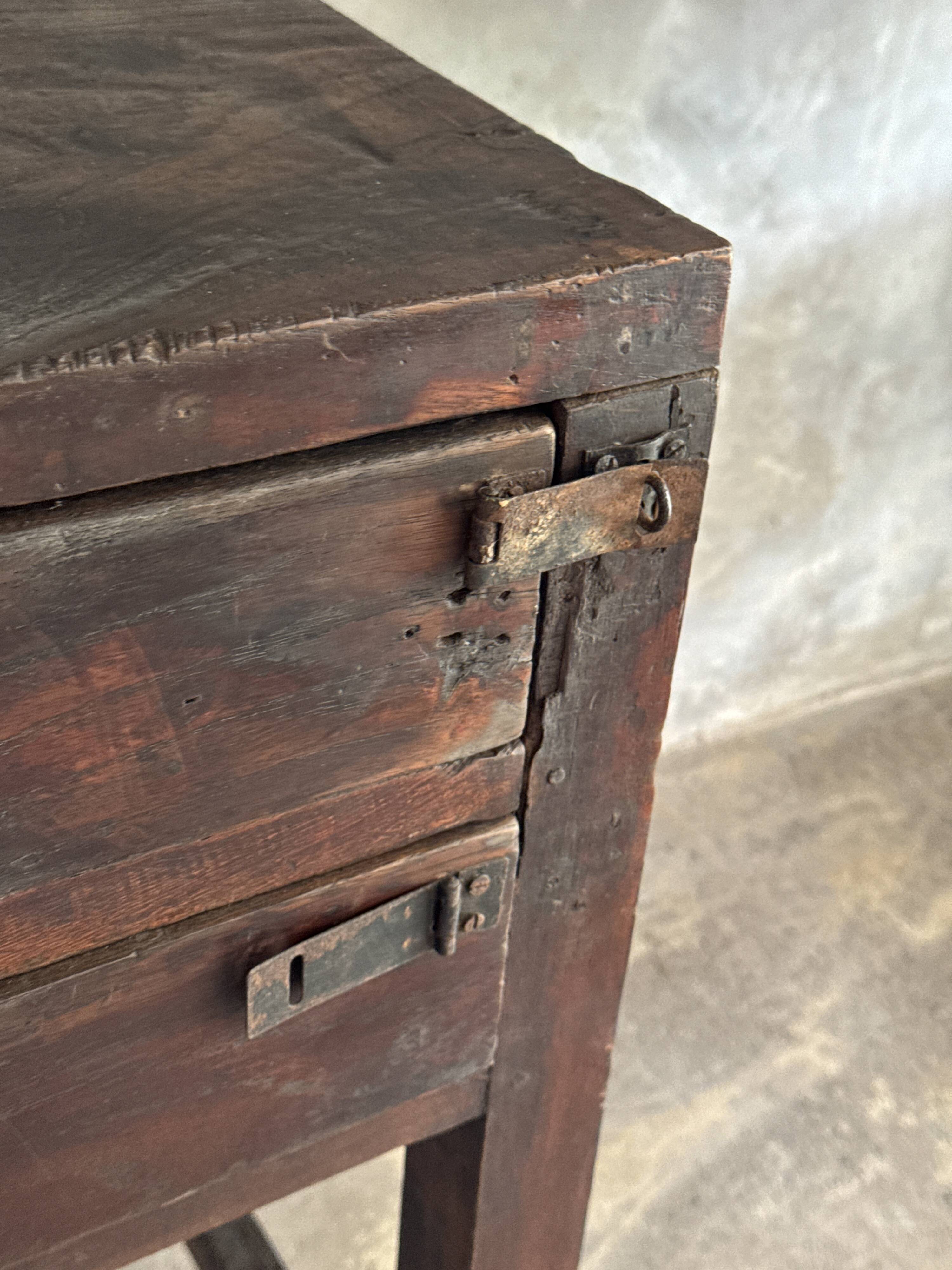 Meuble de métier ancien indonésien en teck à deux tiroirs H80,5 L79,5x51