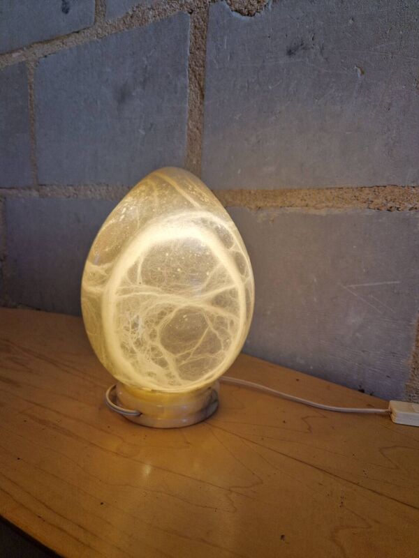 Lampe en forme d'œuf en albatre