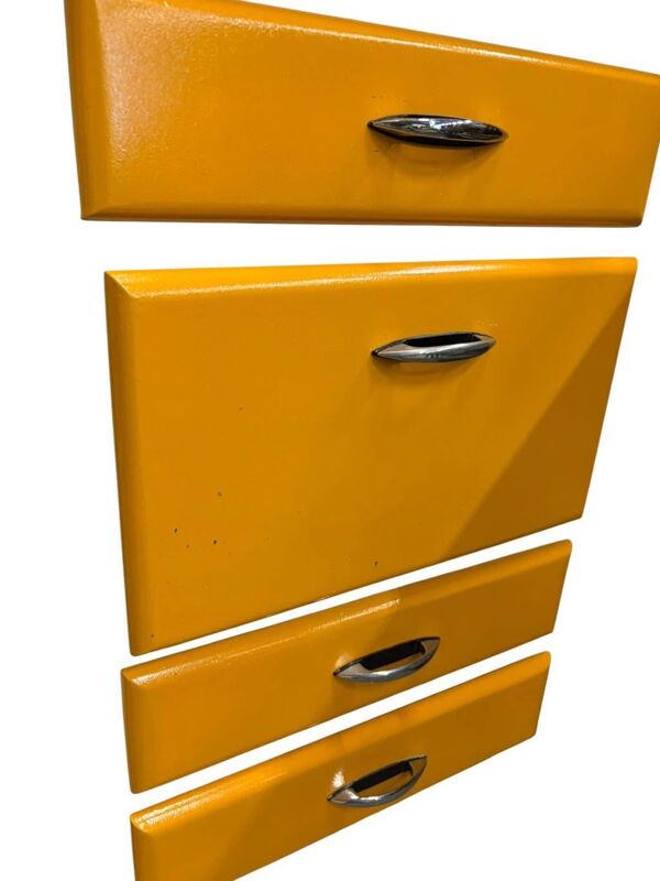 Meuble de cuisine, buffet vintage en bois jaune