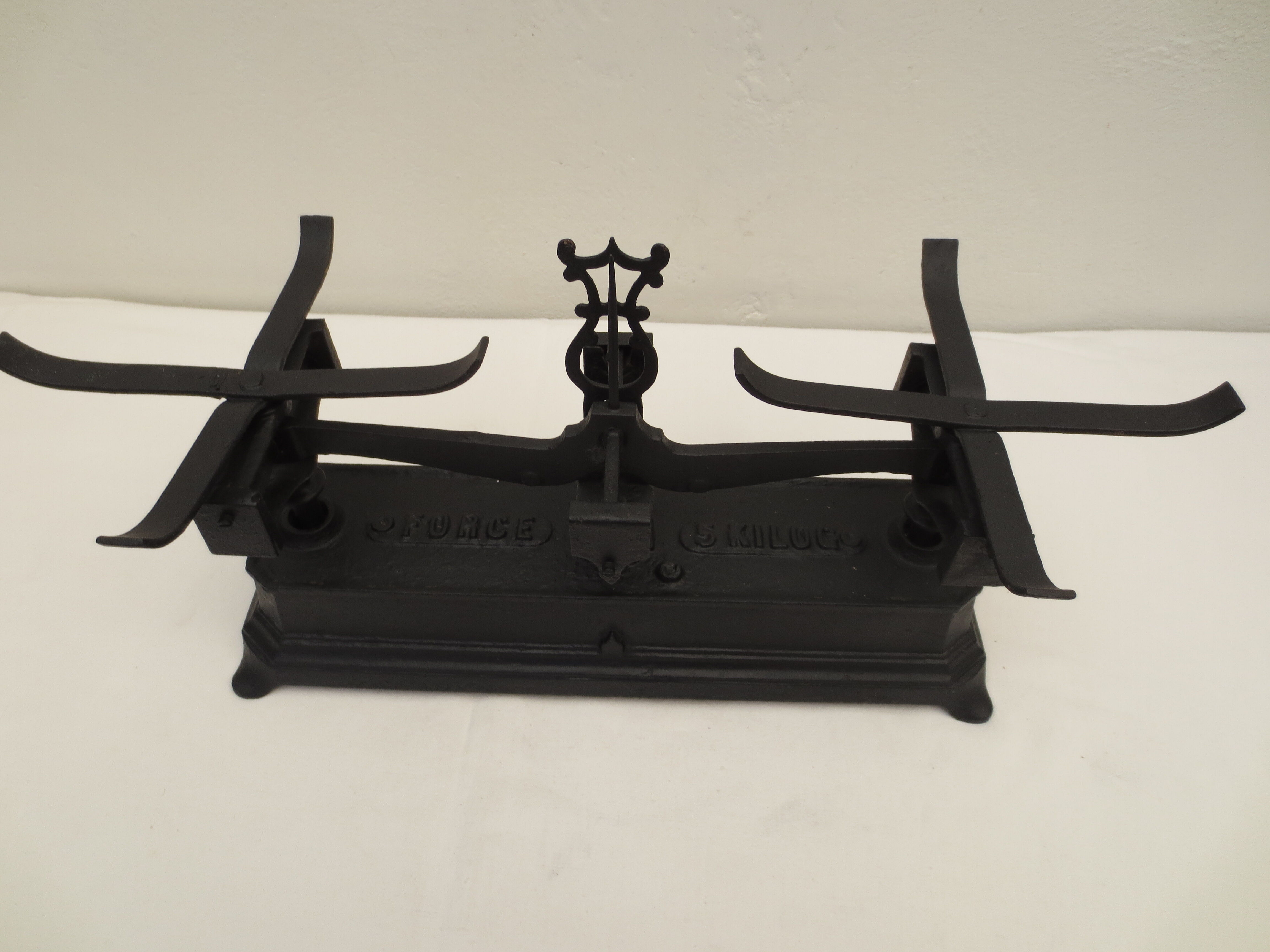 Old complete roberval balance in black cast iron with fine lines (force 5 kg)