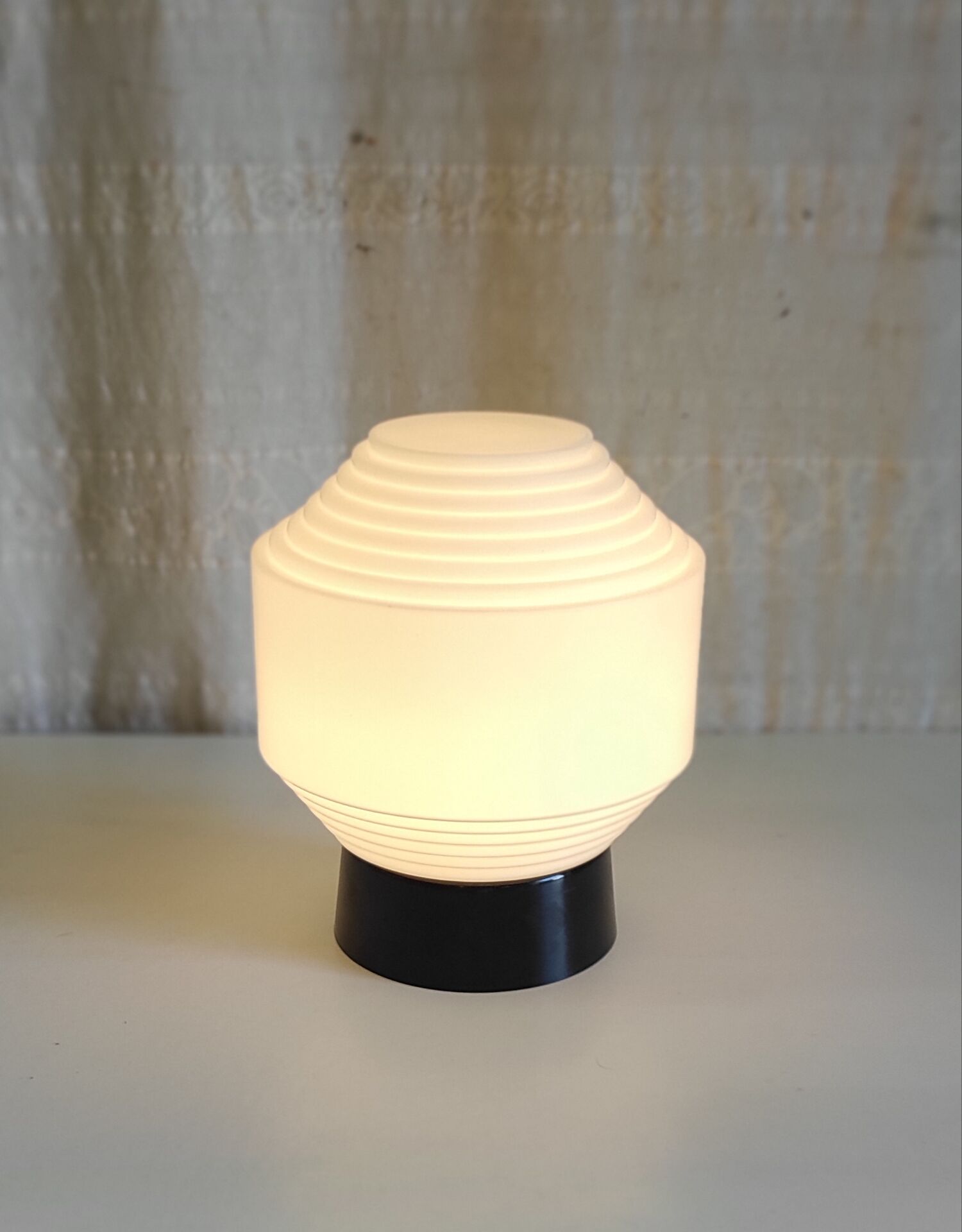 Plafonnier ou lampe à poser globe opaline par Philips - mid. XXeme
