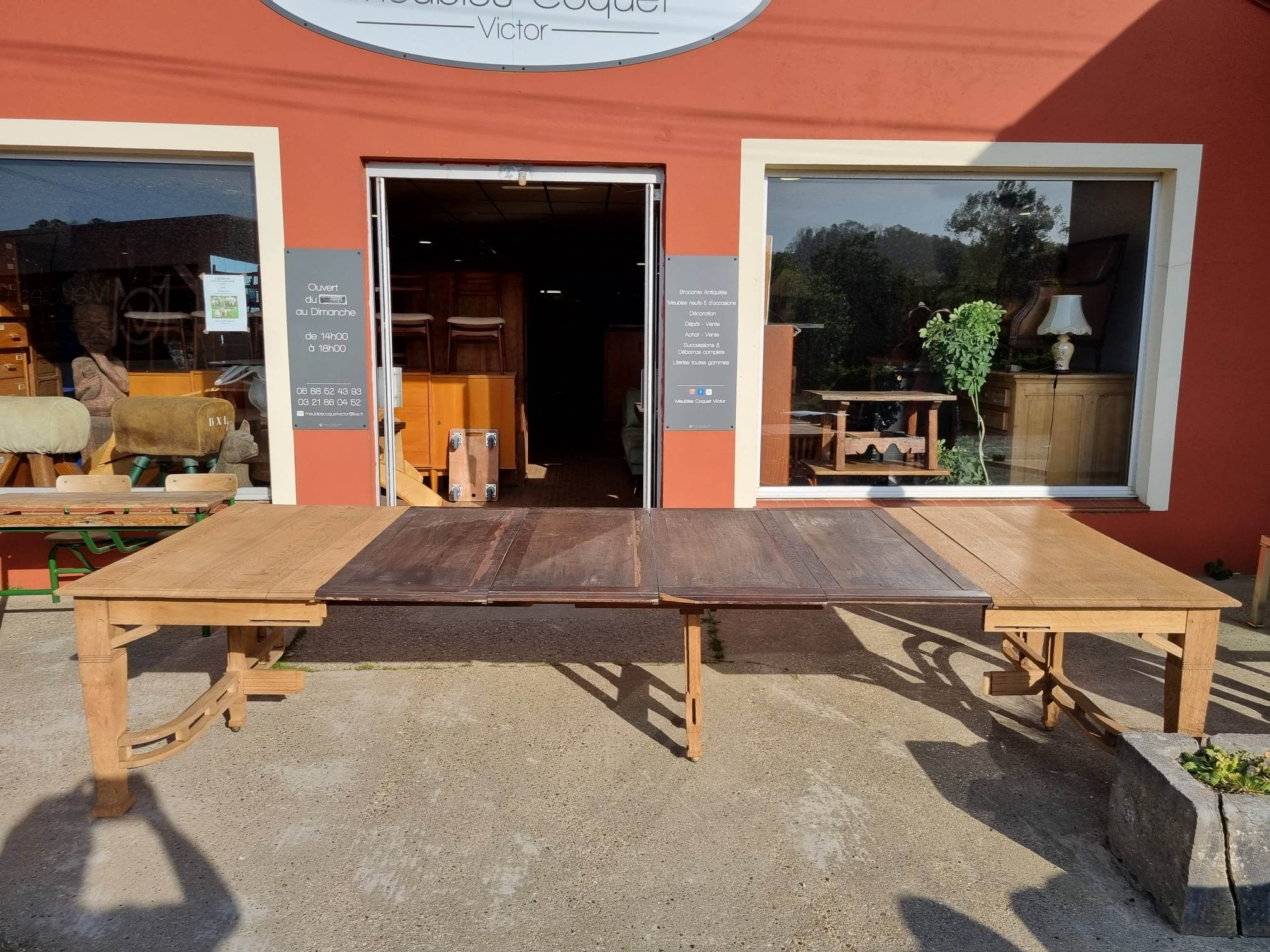 Extendable oak table