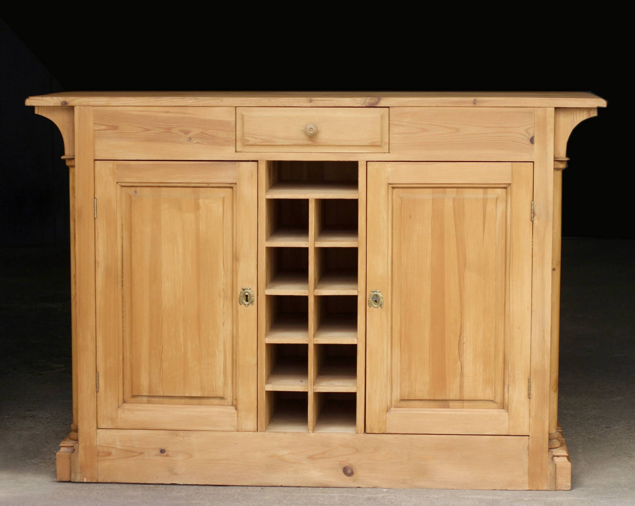 Magnificent hotel counter (19th century): central kitchen island, counter.