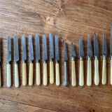 16 couteaux anciens, manches en corne