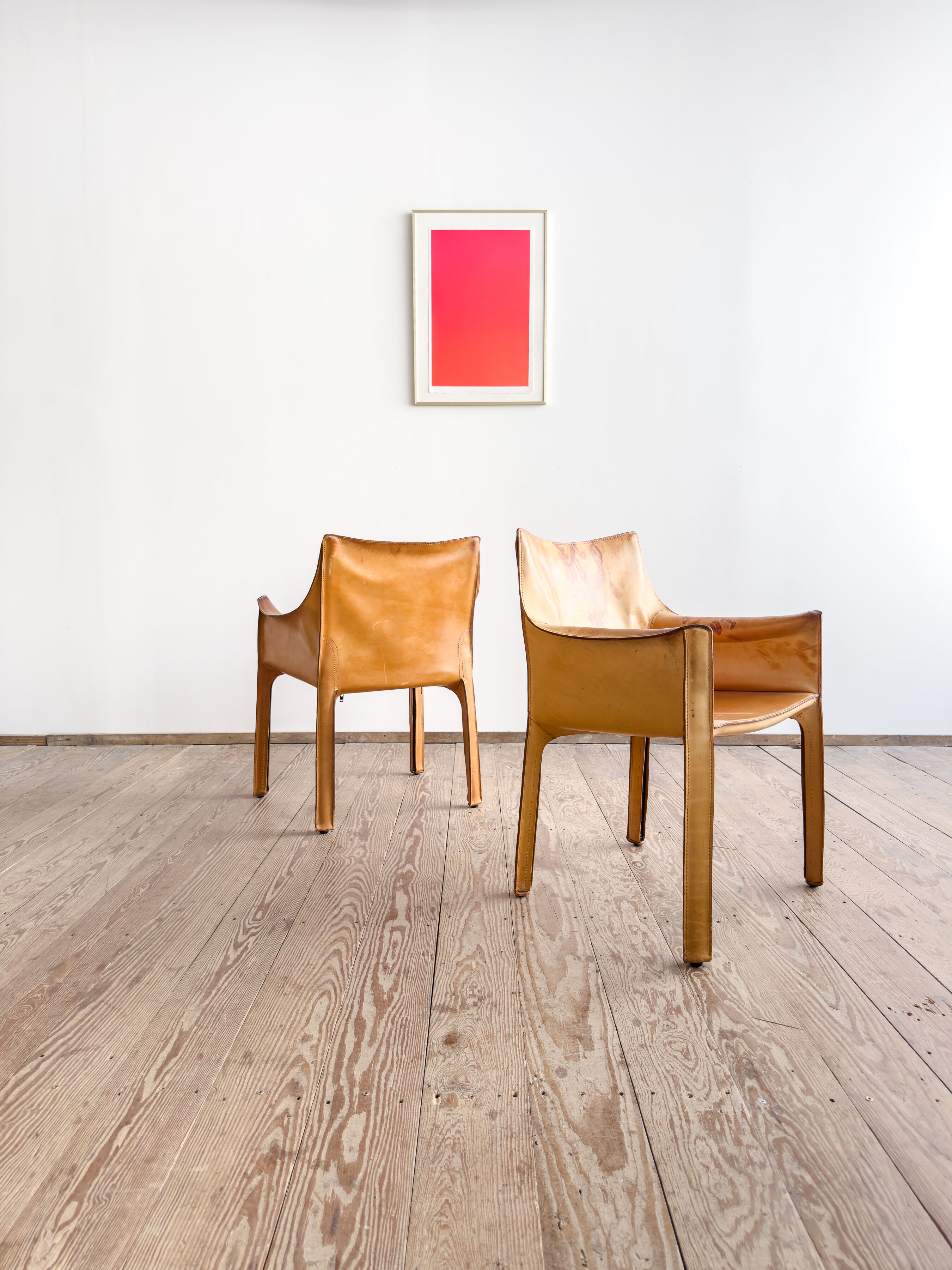 Paire de fauteuils Cab 413 par Mario Bellini en cuir beige patiné, Cassina