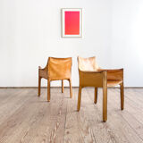 Paire de fauteuils Cab 413 par Mario Bellini en cuir beige patiné, Cassina