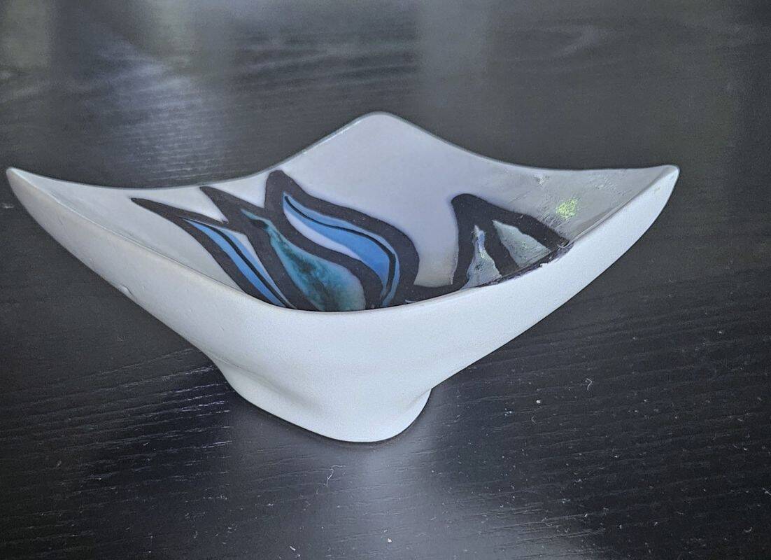 CAPRON - Small Trilobed Cup with Blue Tulip Decor M13