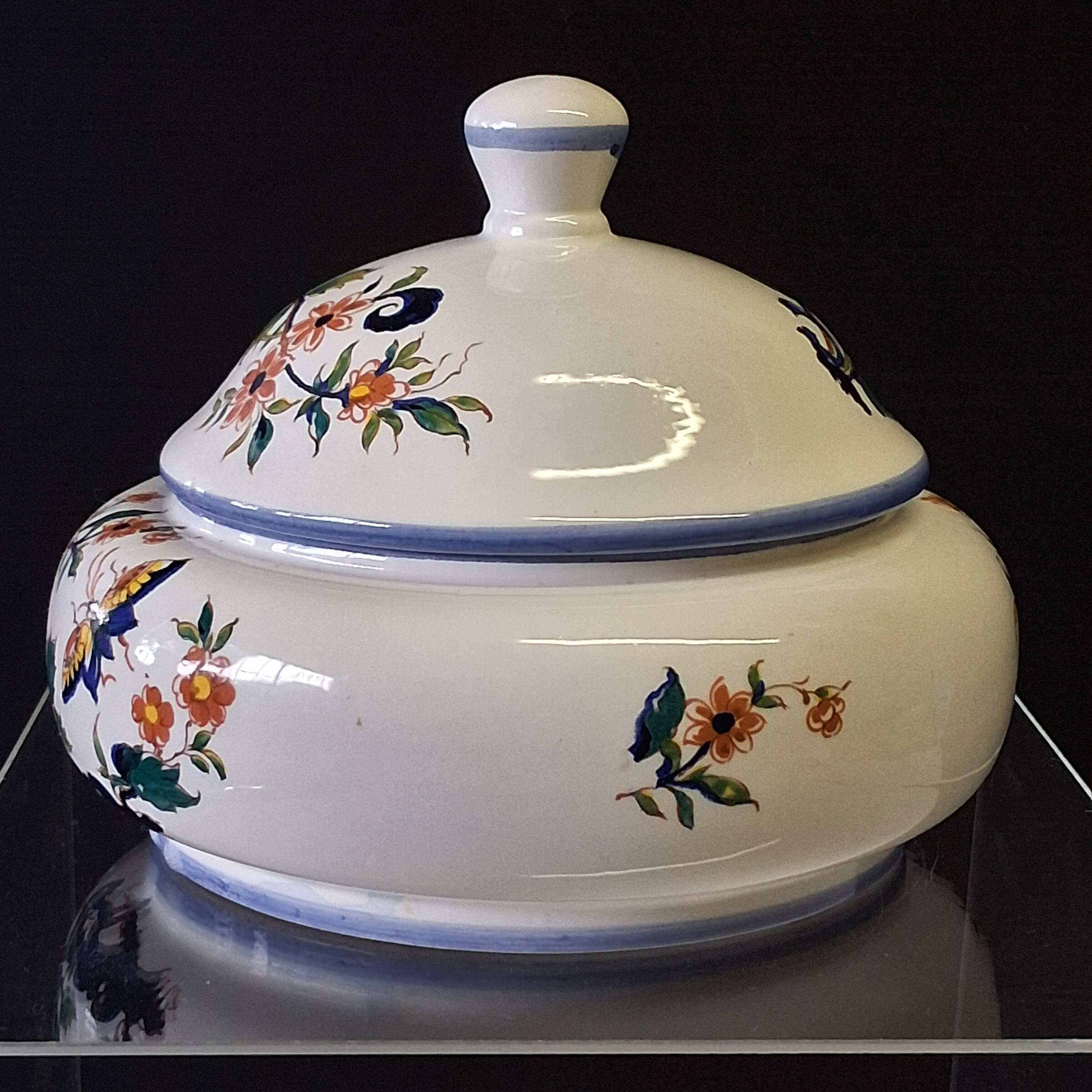 Ceramic pot with lid