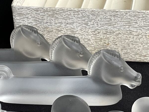 12 porte-couteaux zoomorphes en cristal satiné Vannes le Châtel XXème