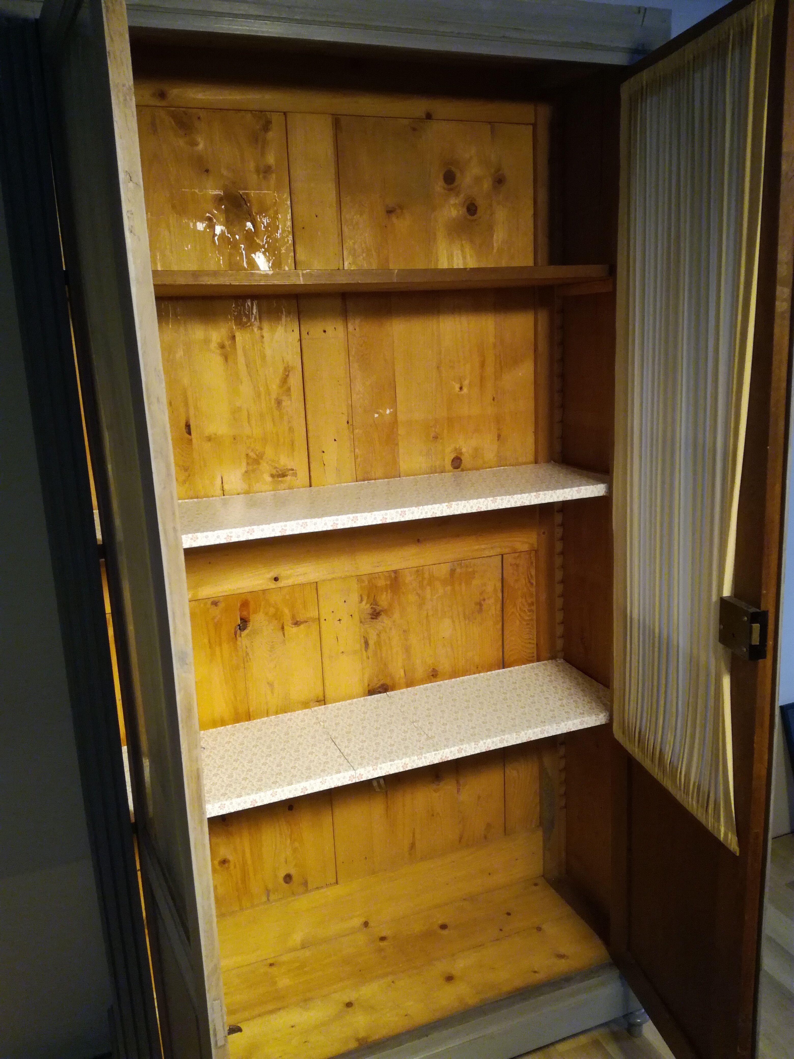 Armoire parisienne vitrée