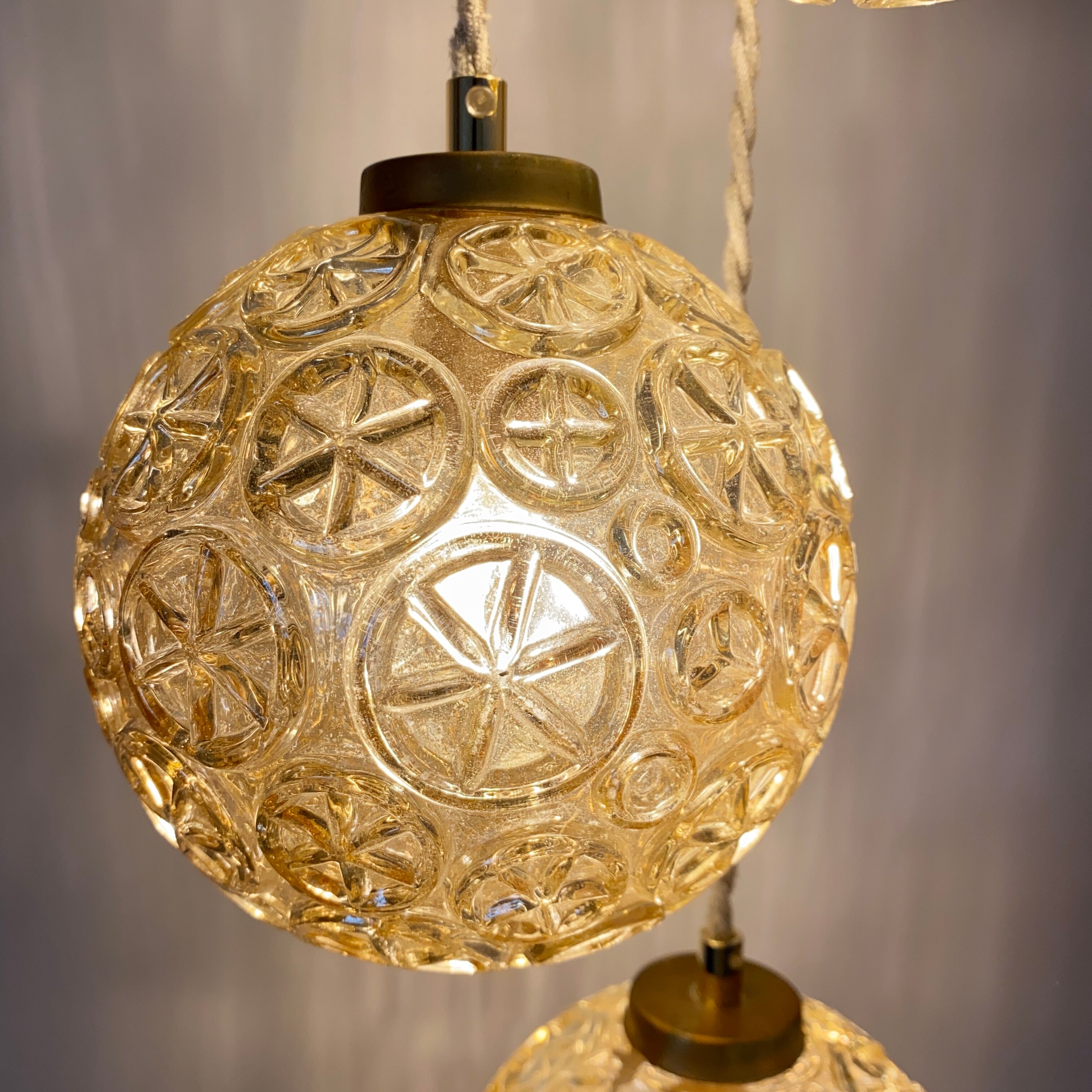 Suspension cascade trois feux globes vintage en verre ambré
