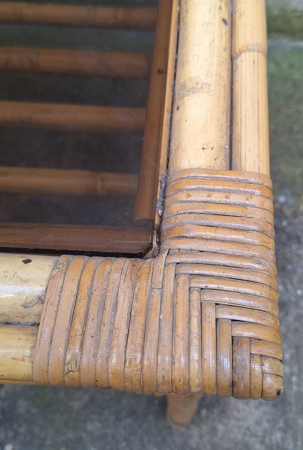 Table basse en rotin et verre fumé