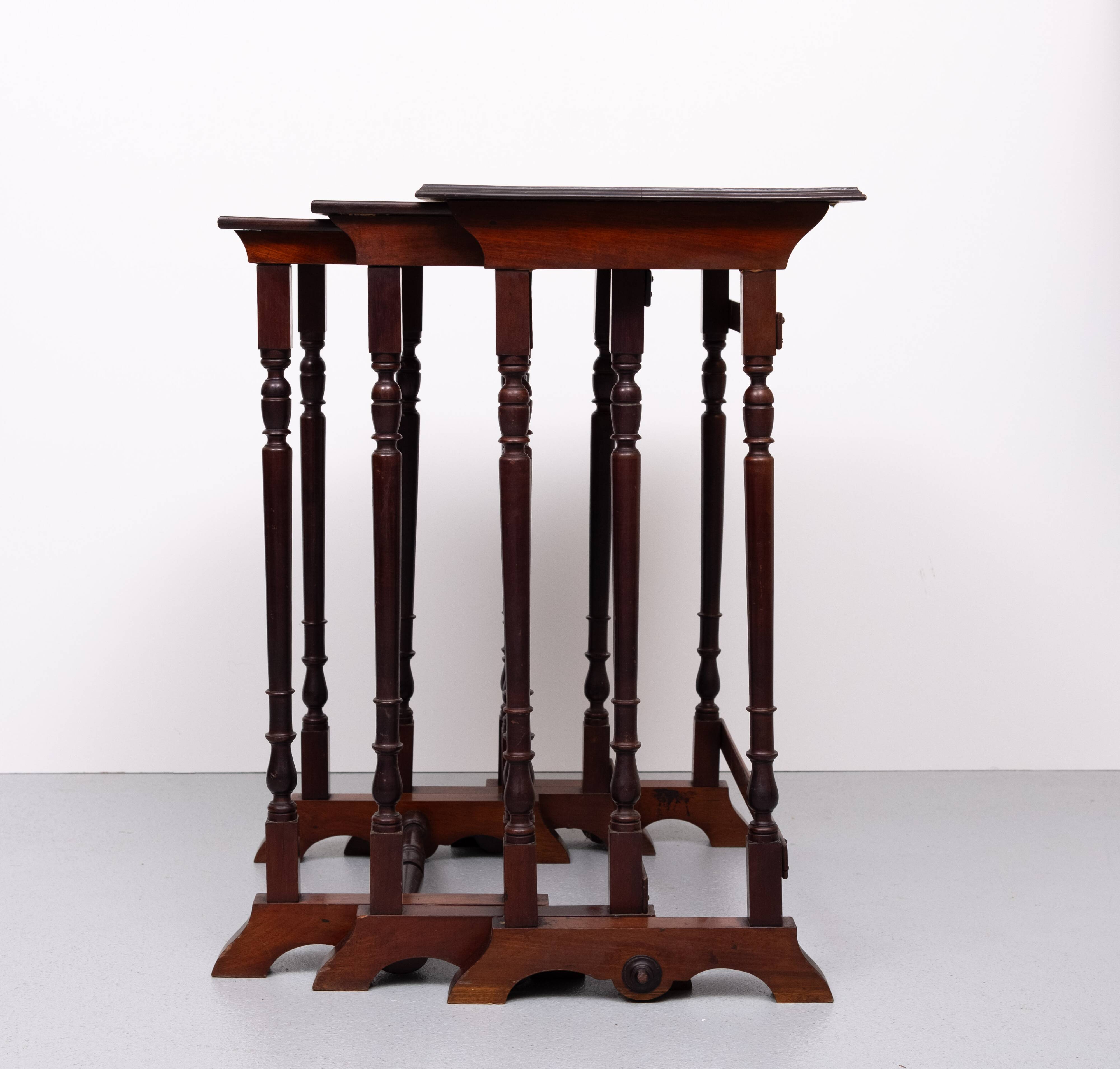 Tables gigognes victoriennes antiques d'Angleterre des années 1880