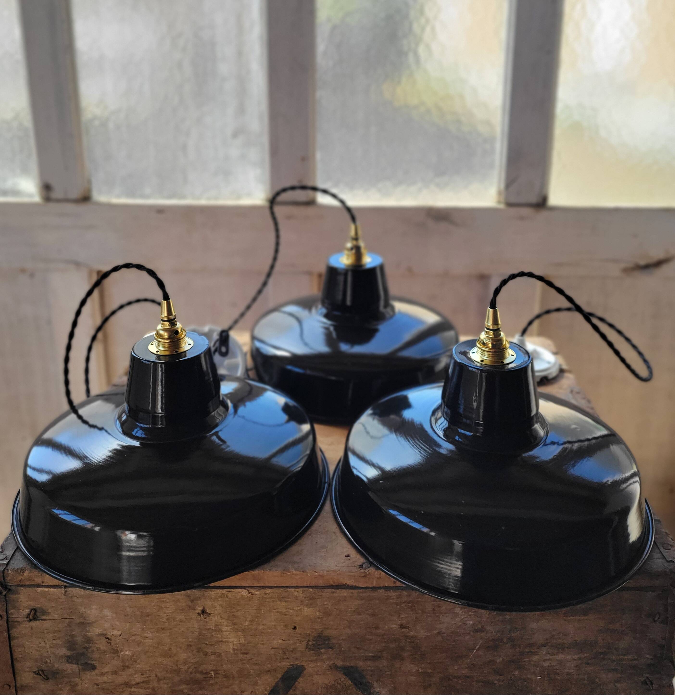Trio of suspensions in enamelled sheet metal