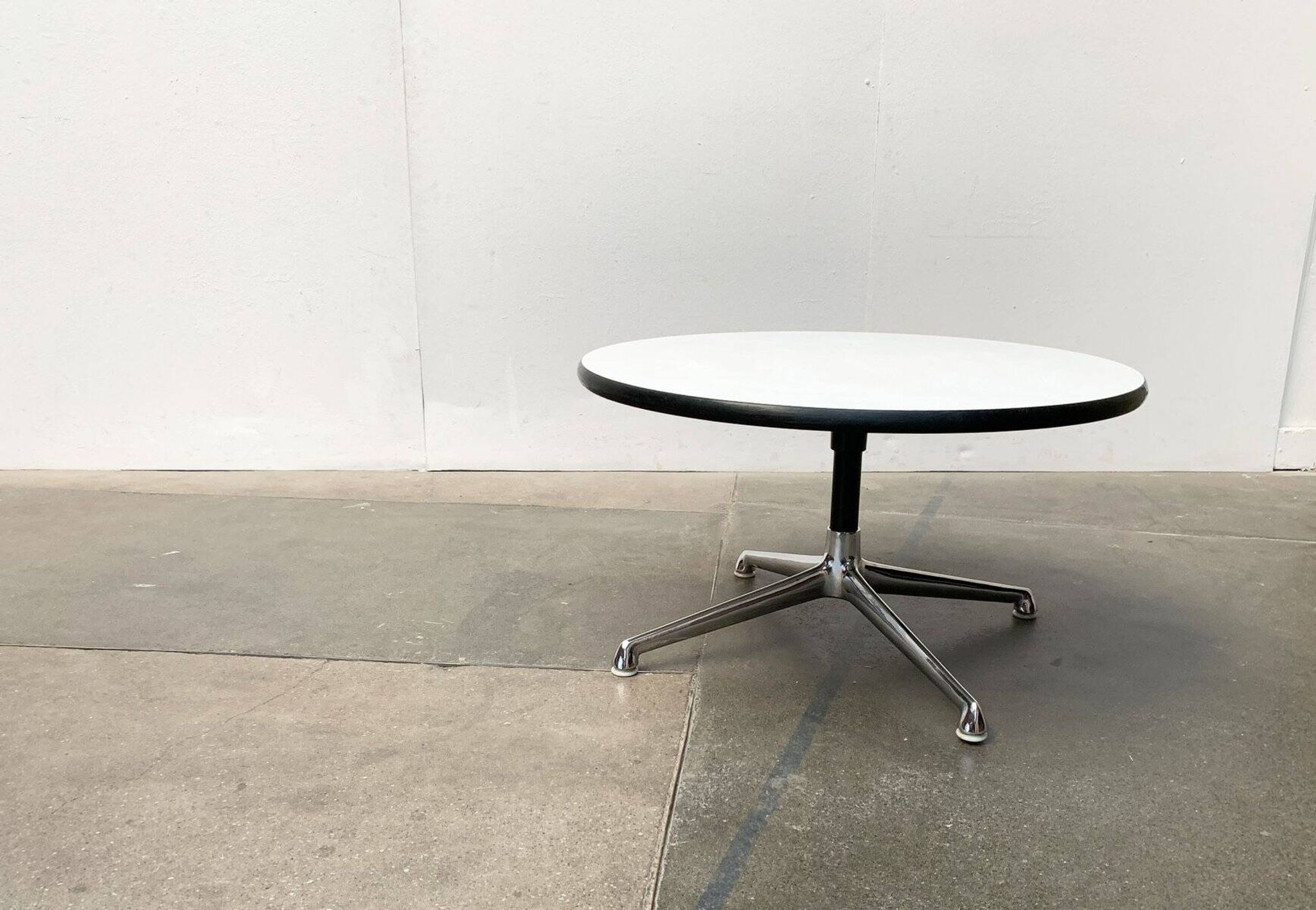 Table d'appoint du milieu du siècle par Charles & Ray Eames pour Herman Miller, années 1960