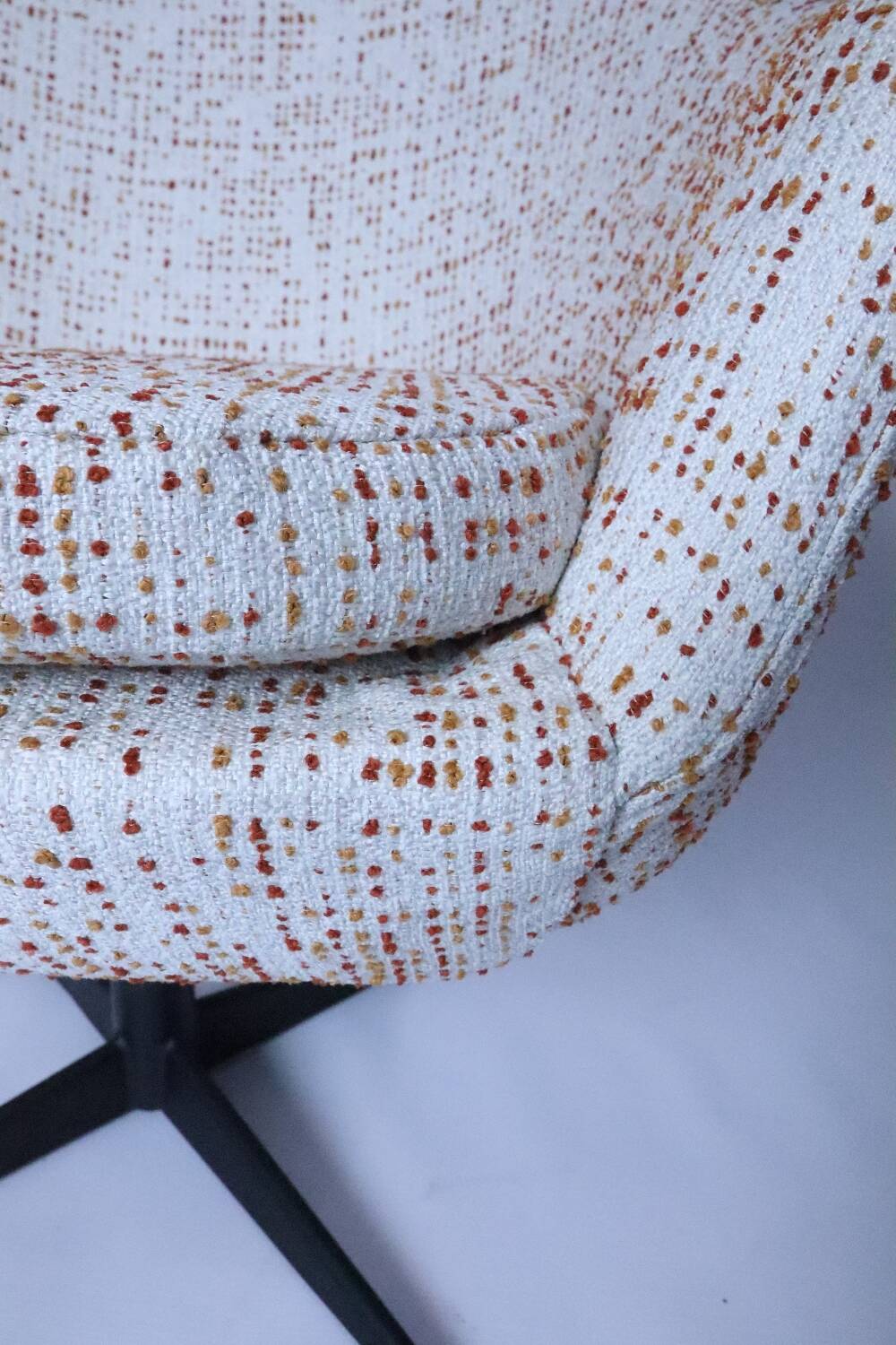 Fauteuil pivotant, tissu bouclé rouge et orange, années 1970