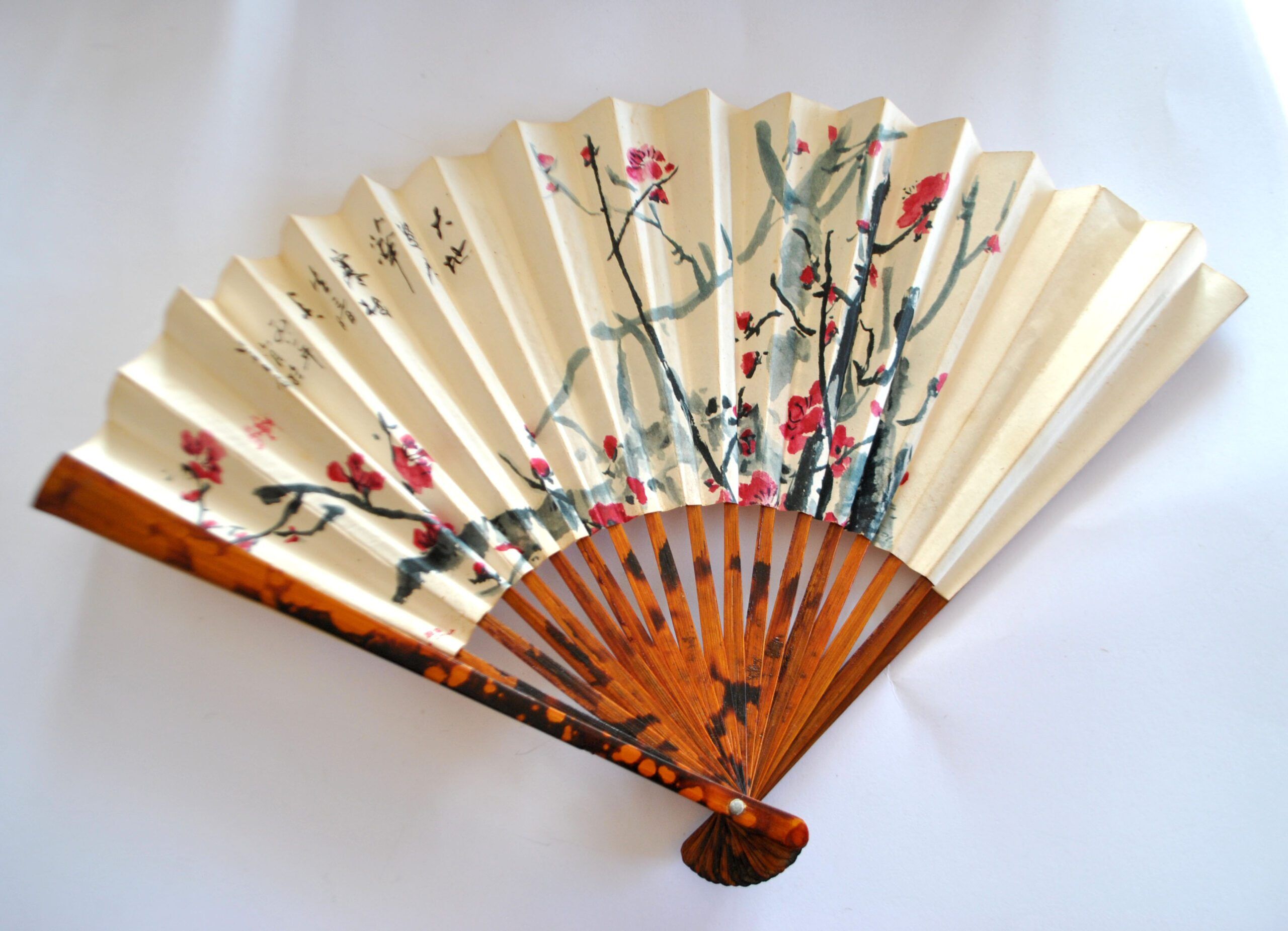 Vintage bamboo fan with floral decoration from China.