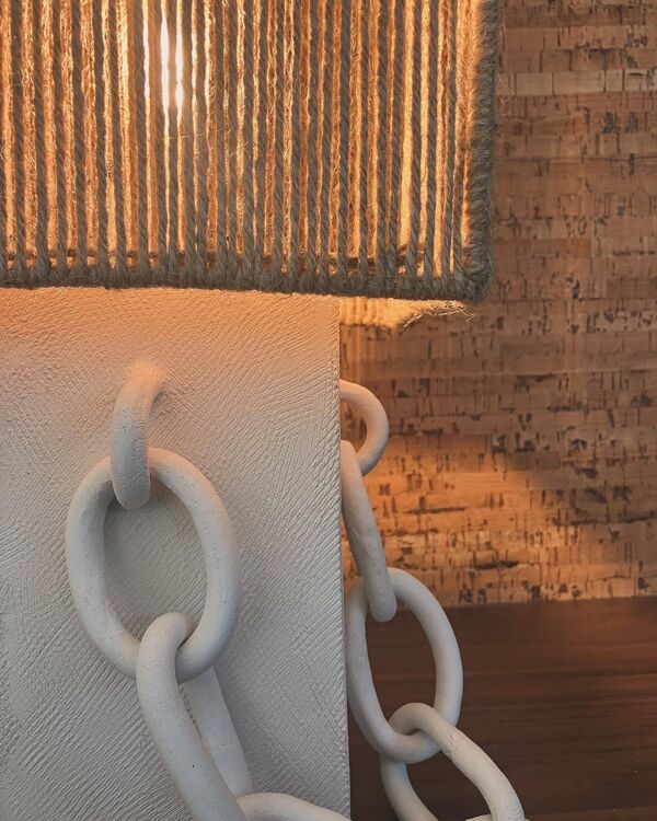 Lampe à poser en céramique avec chaîne décorative et abat jour cordage