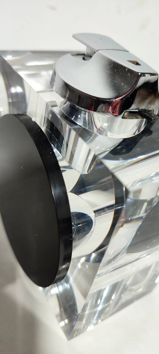 Encendedor de metacrilato de Felice Antonio Botta. Italia, 1970s.