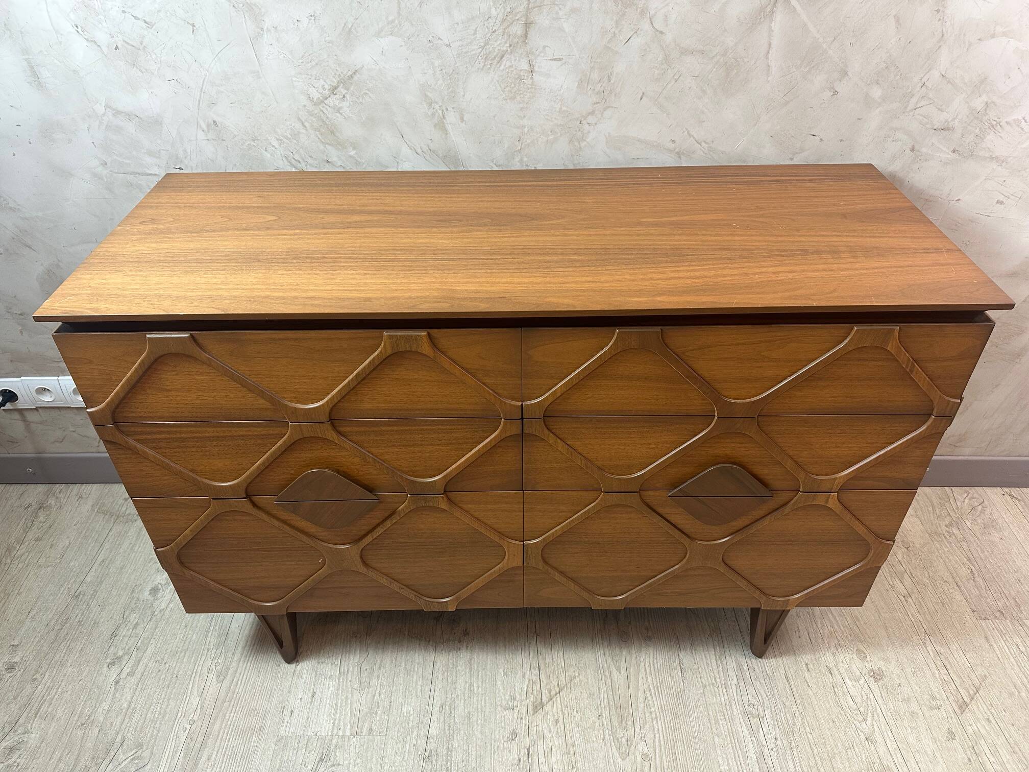 Contemporary chest of drawers