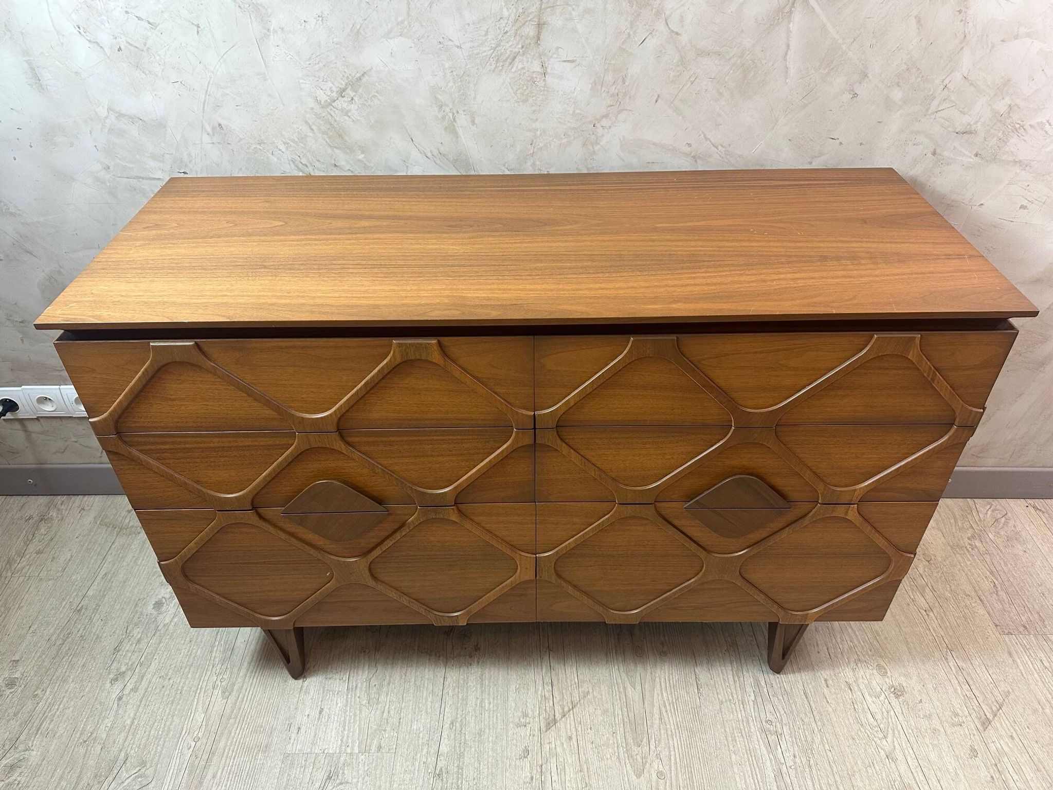 Contemporary chest of drawers