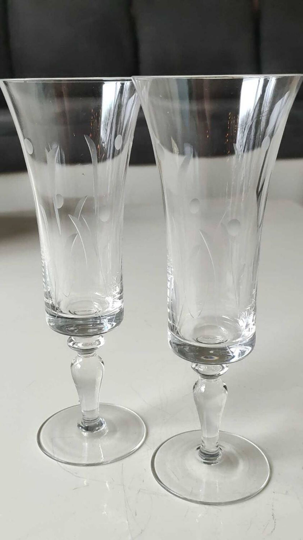 Set of 8 champagne flutes, flared neck. In crystal. Frosted plant motifs.