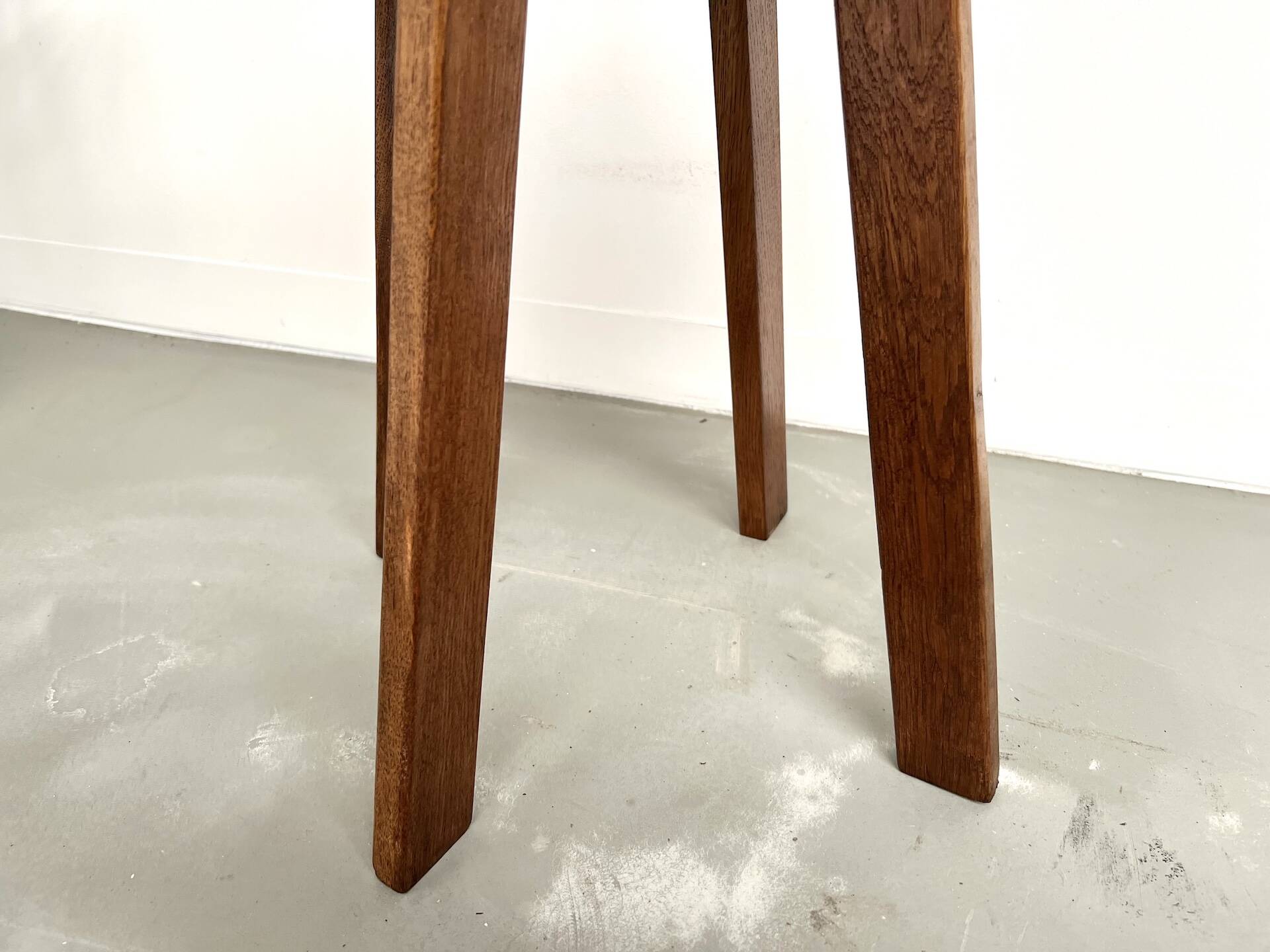Brutalist chair in solid oak, 1900