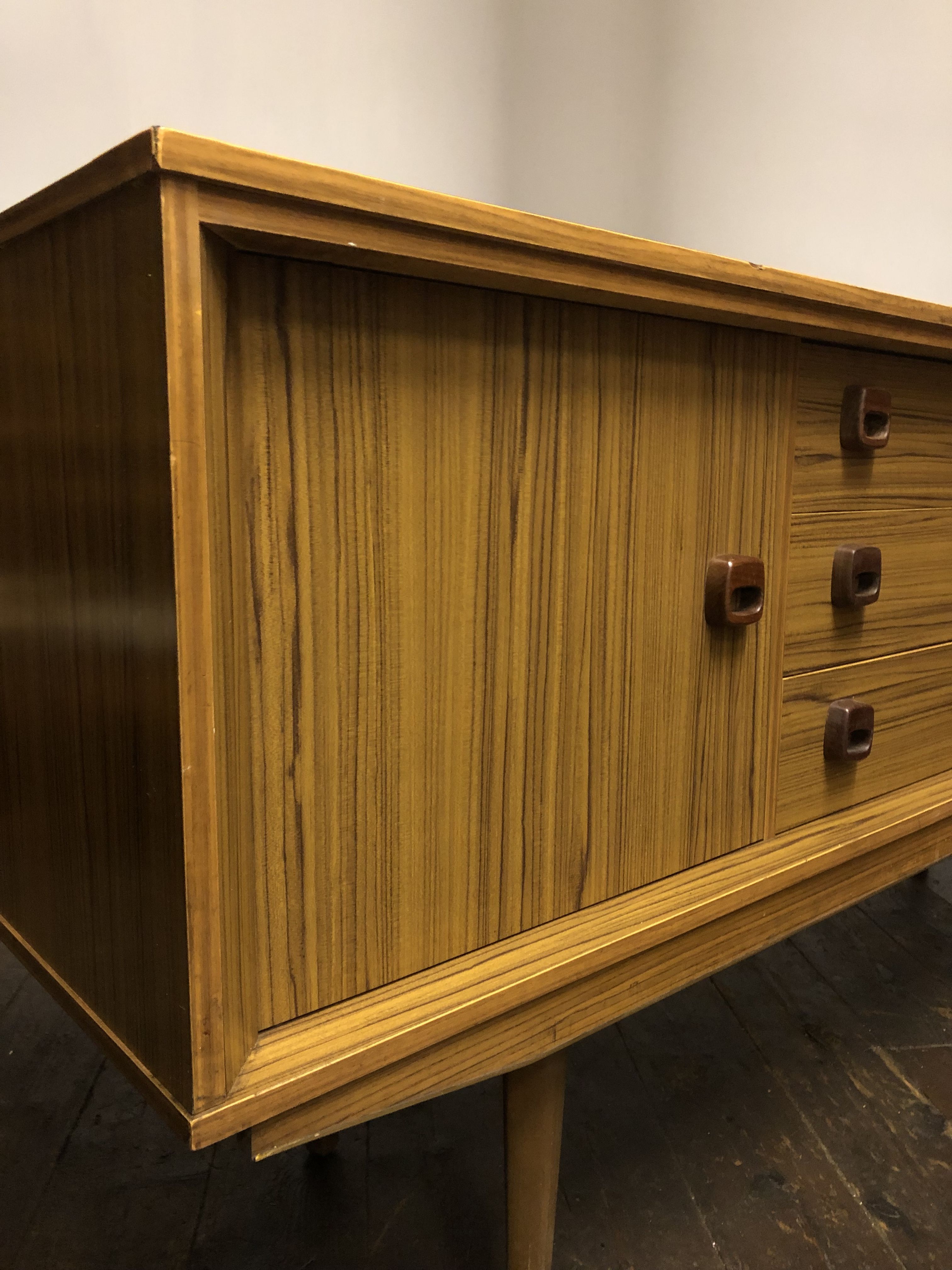 Vieille buffet milieu du siecle en teck design scandinave danois des années 70