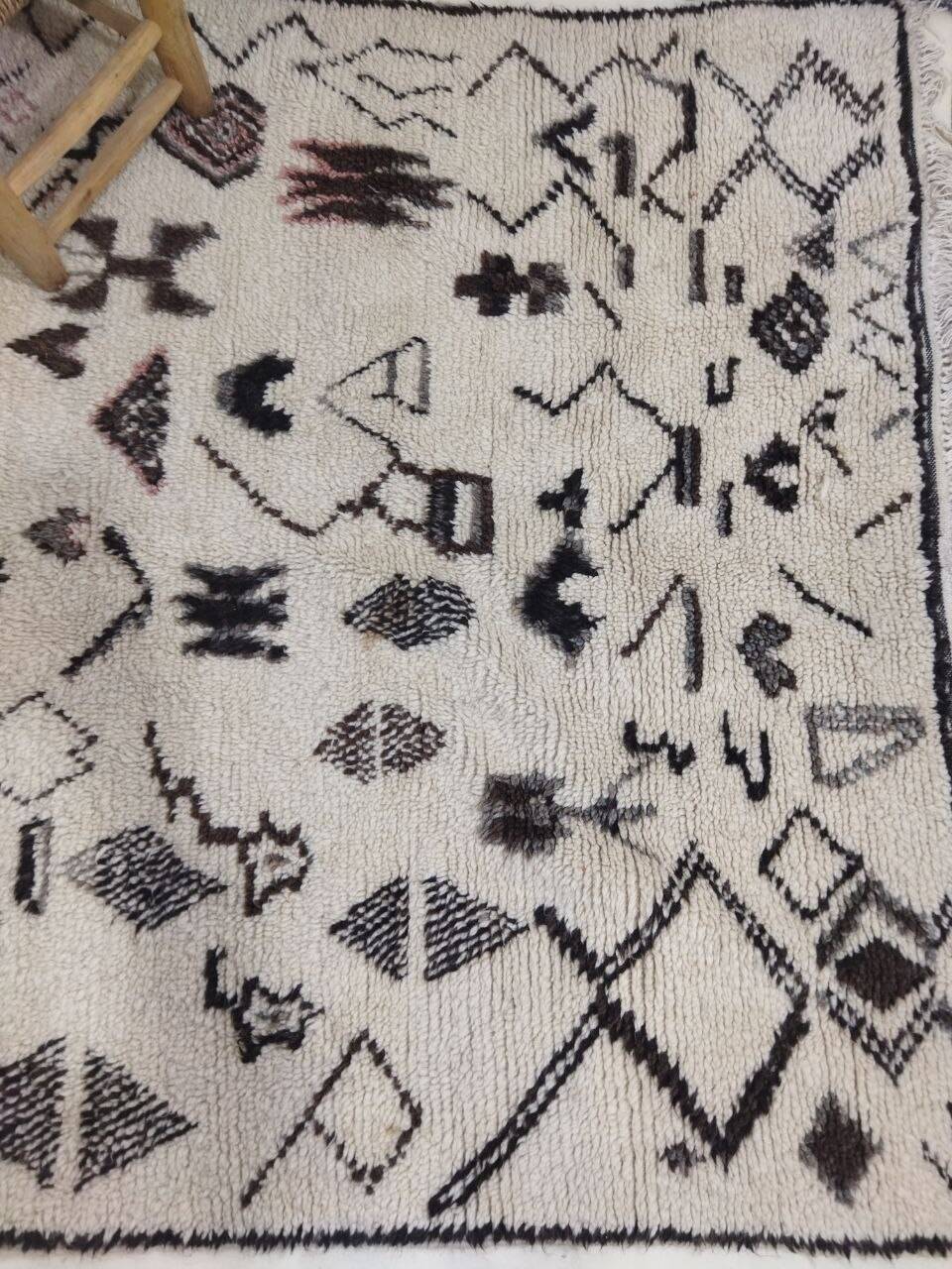 Vintage Berber rug 306 X 135 CM
