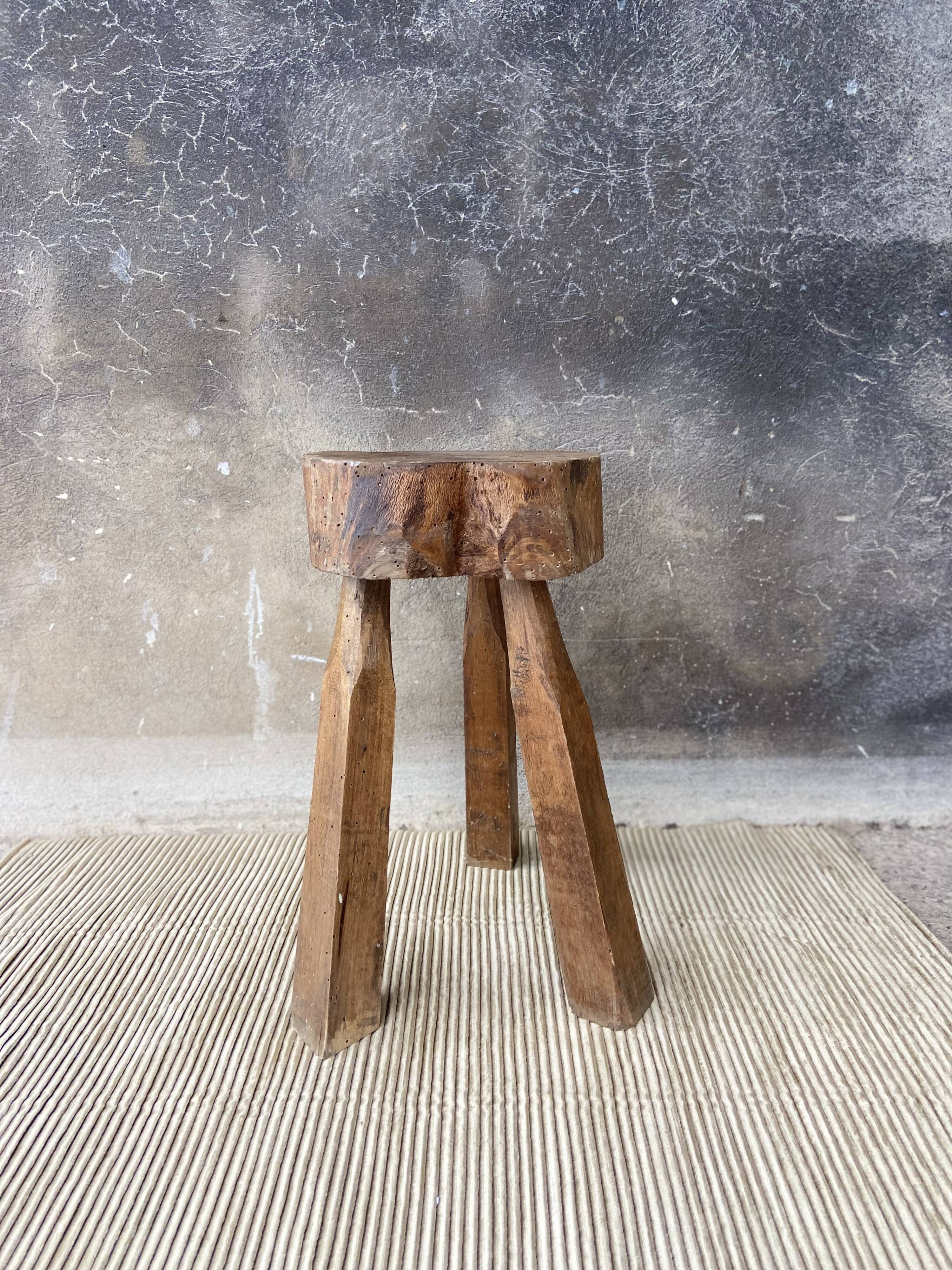 Tabouret brutaliste tripode