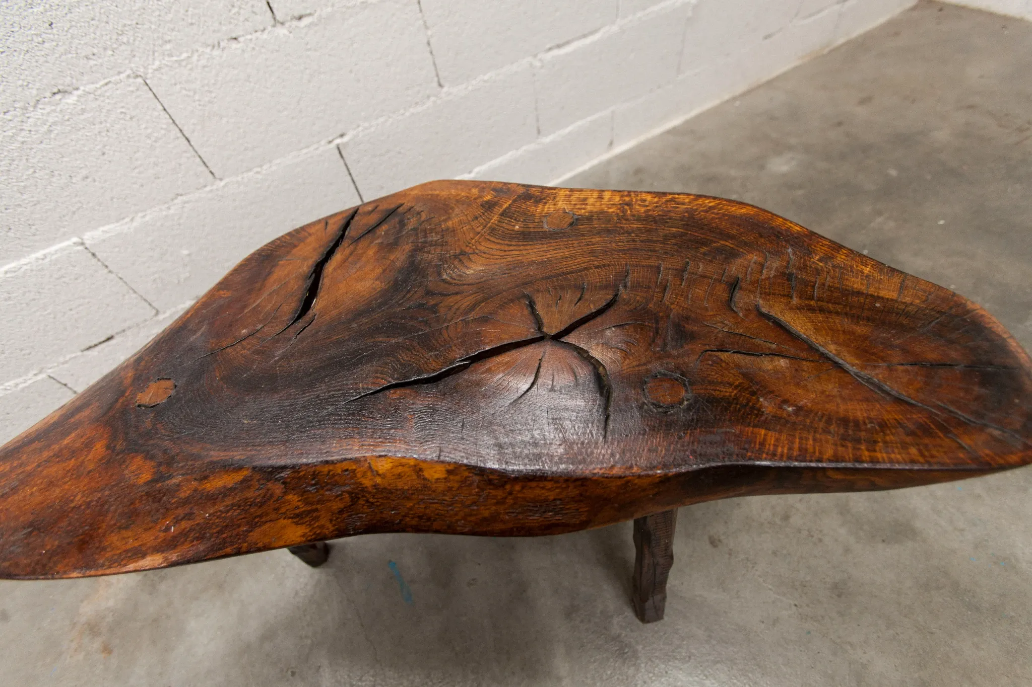 Table basse ou d'appoint brutaliste tripode asymétrique atypique 1960