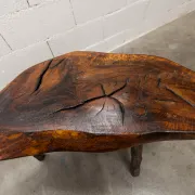 Table basse ou d'appoint brutaliste tripode asymétrique atypique 1960