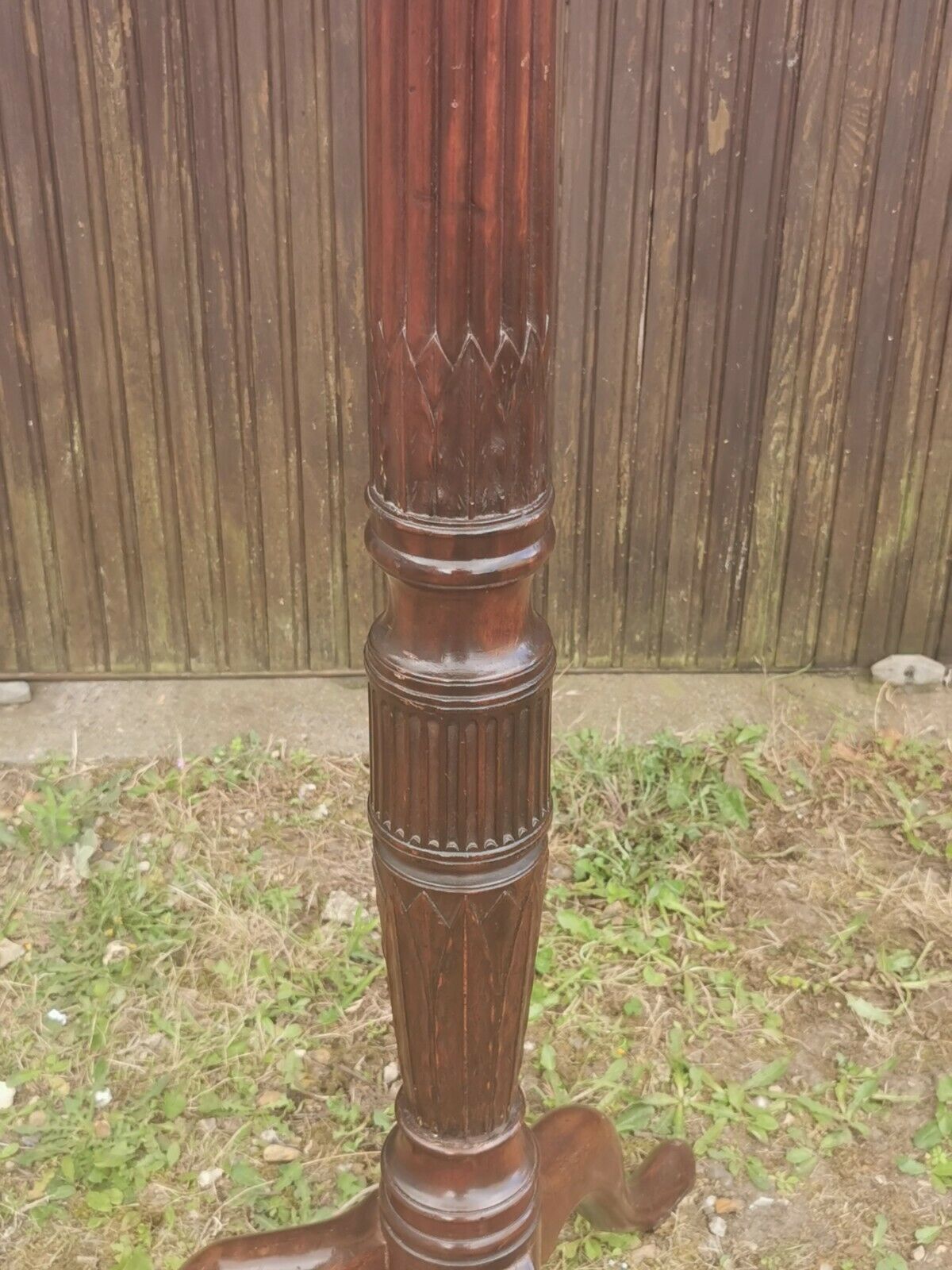 Lampadaire d'intérieur en bois acajou massif sculpté style anglais