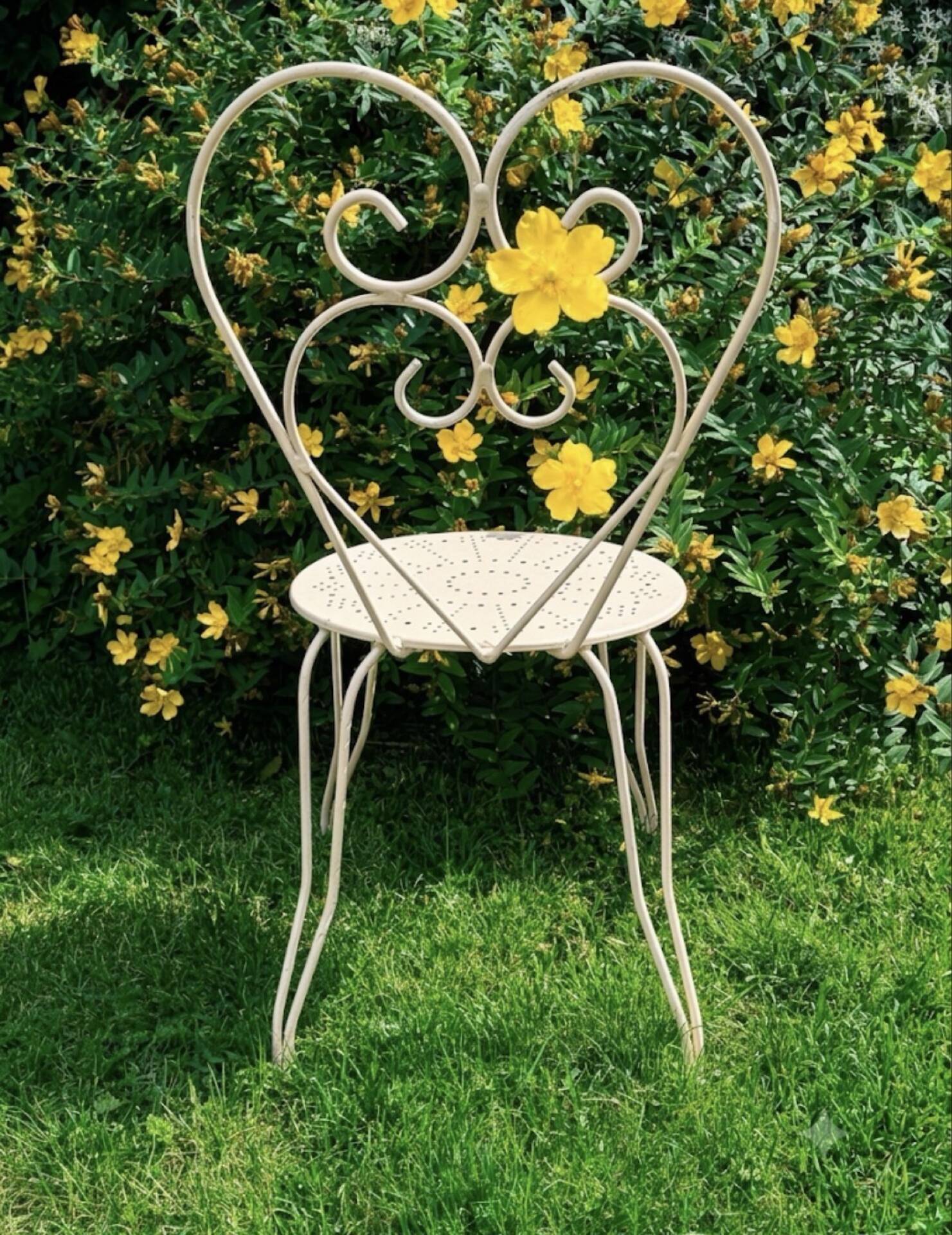 Retro garden furniture in wrought iron from the 1950s.