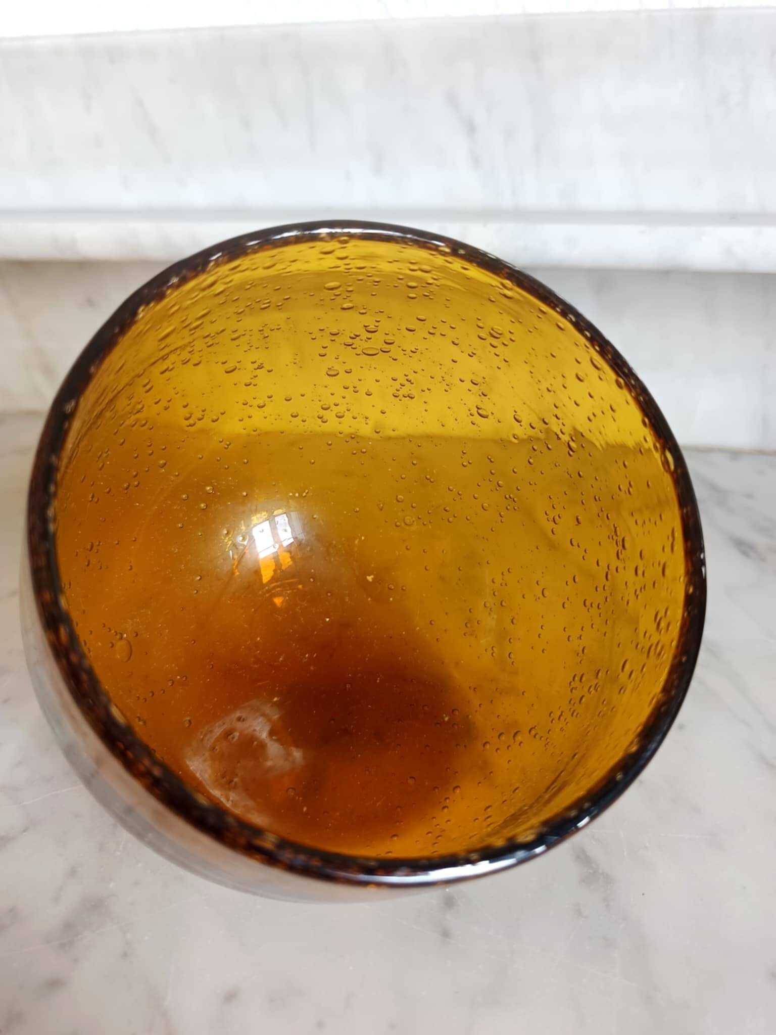 Bol ou verre penché ambré signé Biot