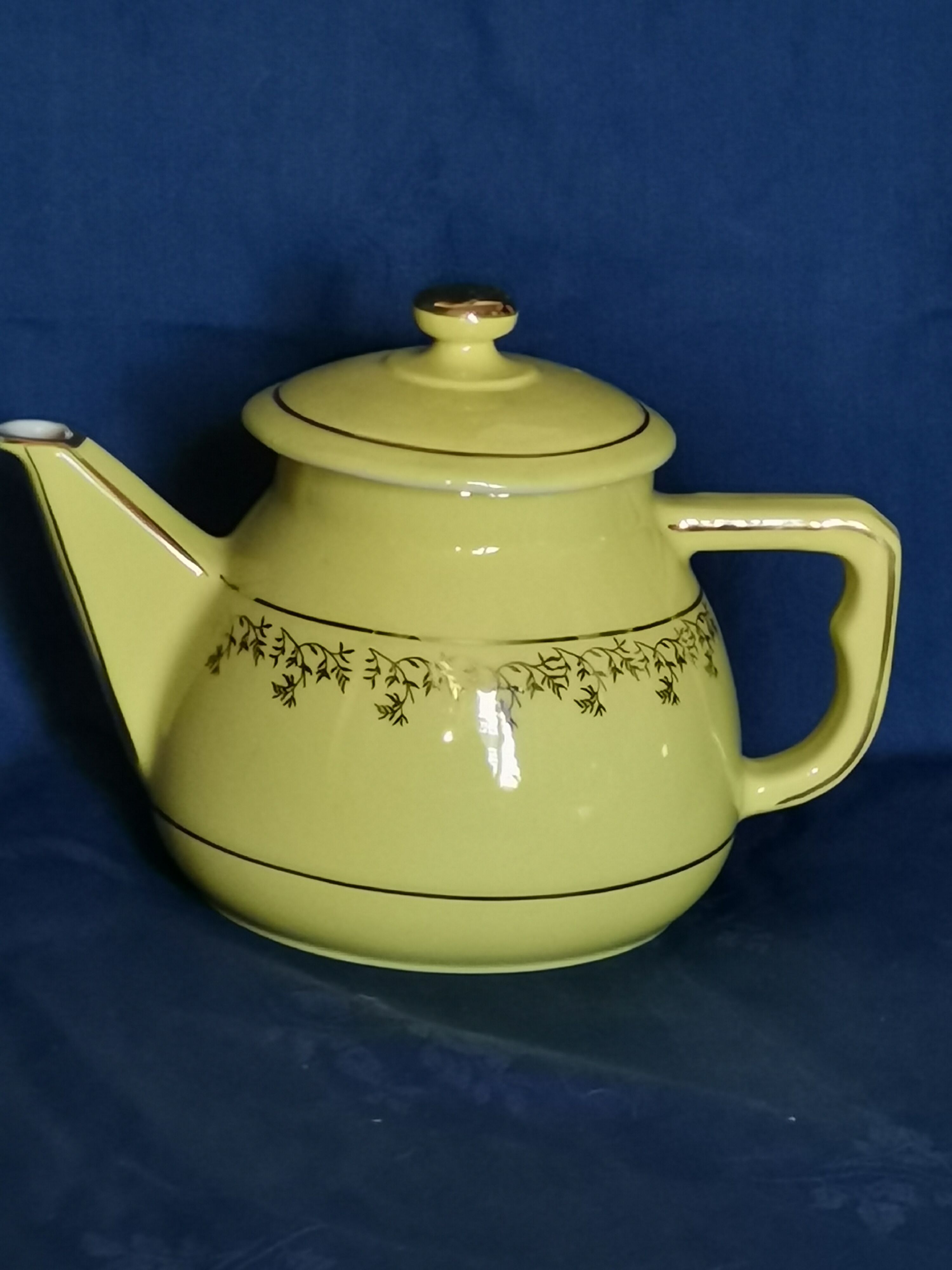 Théière ancienne jaune frise dorée