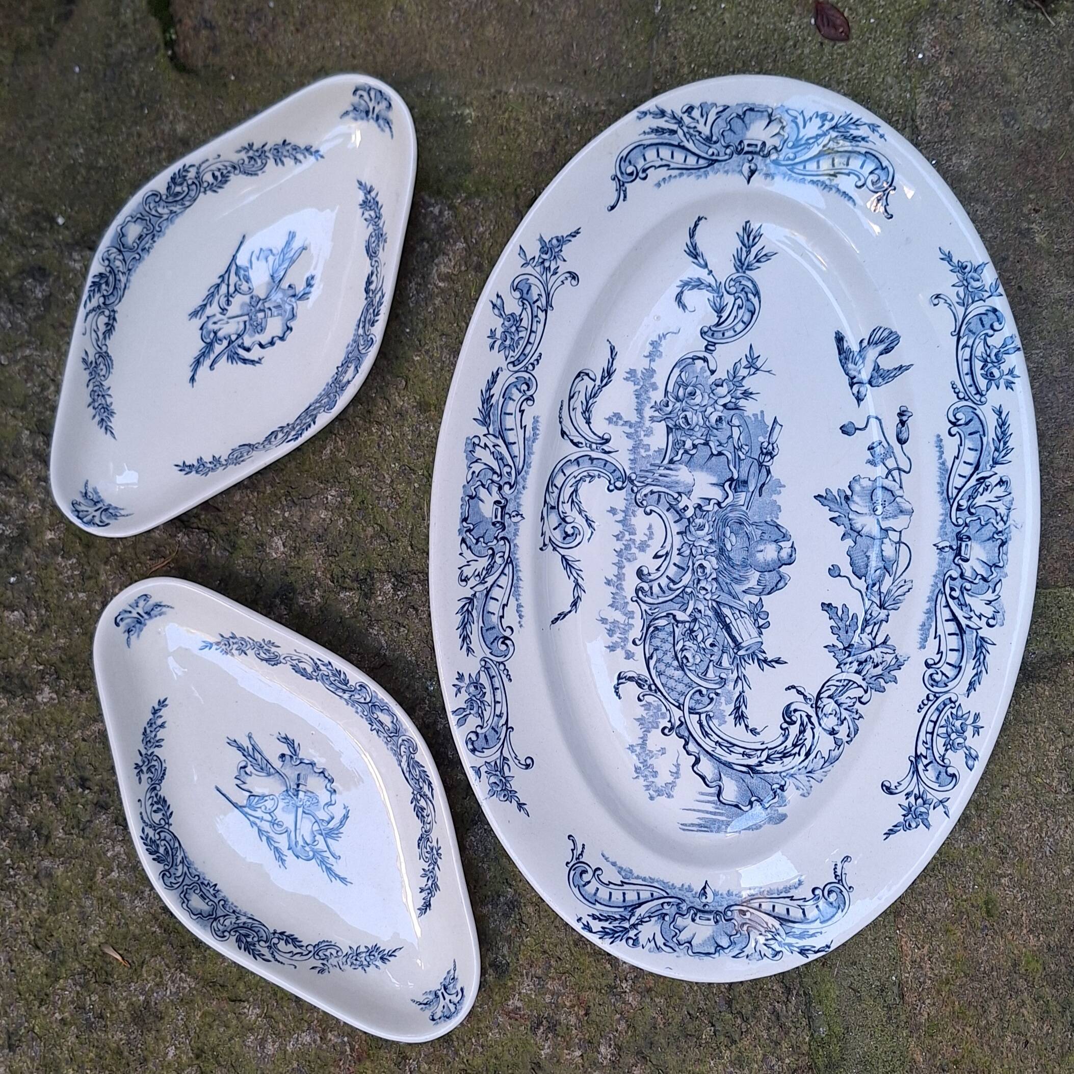 Service set in SG porcelain, Louis XV model.