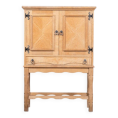 Petit cabinet brutaliste en chêne avec poignées en laiton, Danemark, années 1960.