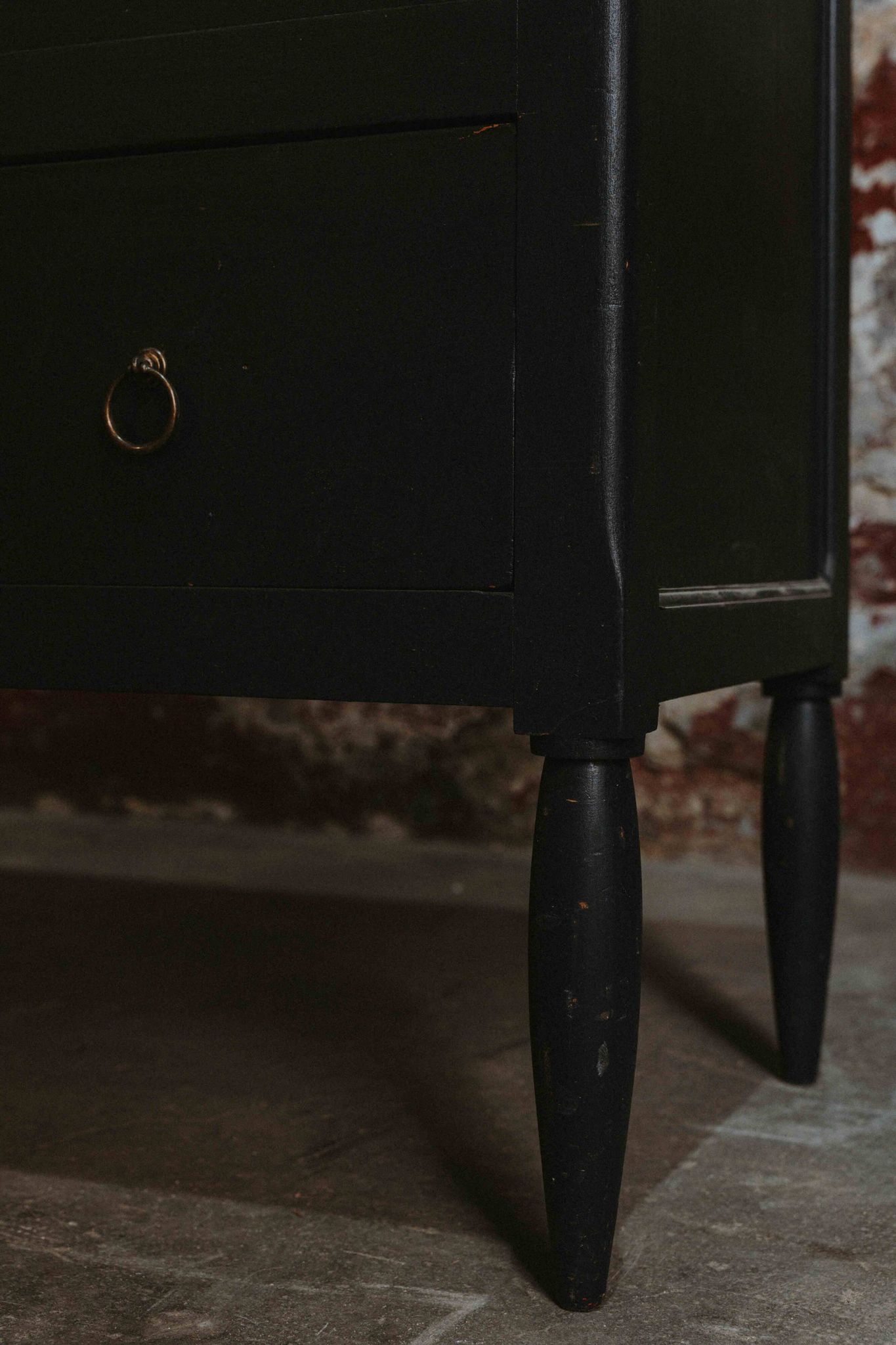 Commode noire à 2 tiroirs, plateau en bois brut et pied fuselés