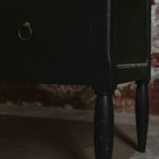 Commode noire à 2 tiroirs, plateau en bois brut et pied fuselés
