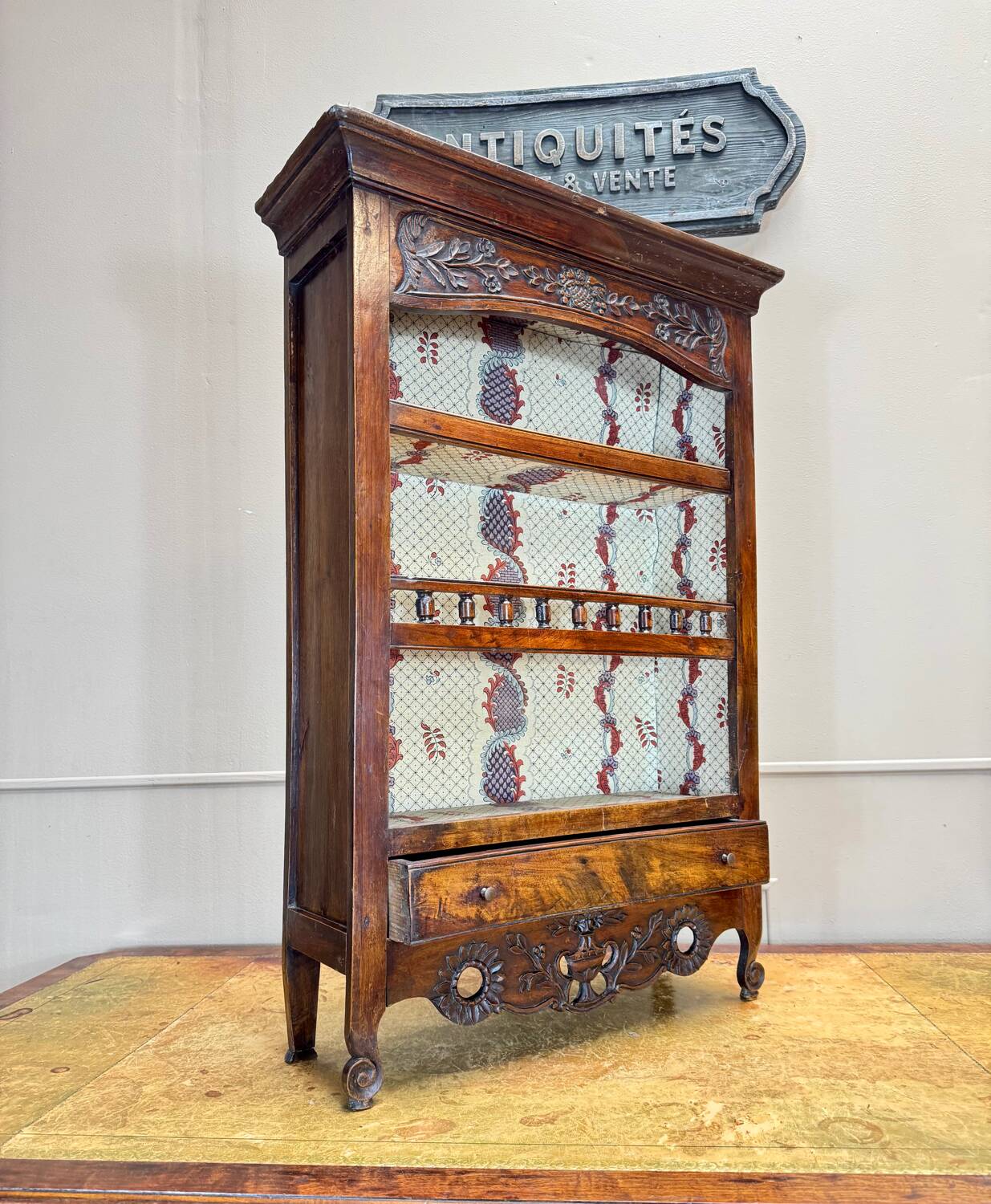 Verriau, Provençal Hanging Shelf in Walnut, Nîmes, 18th Century