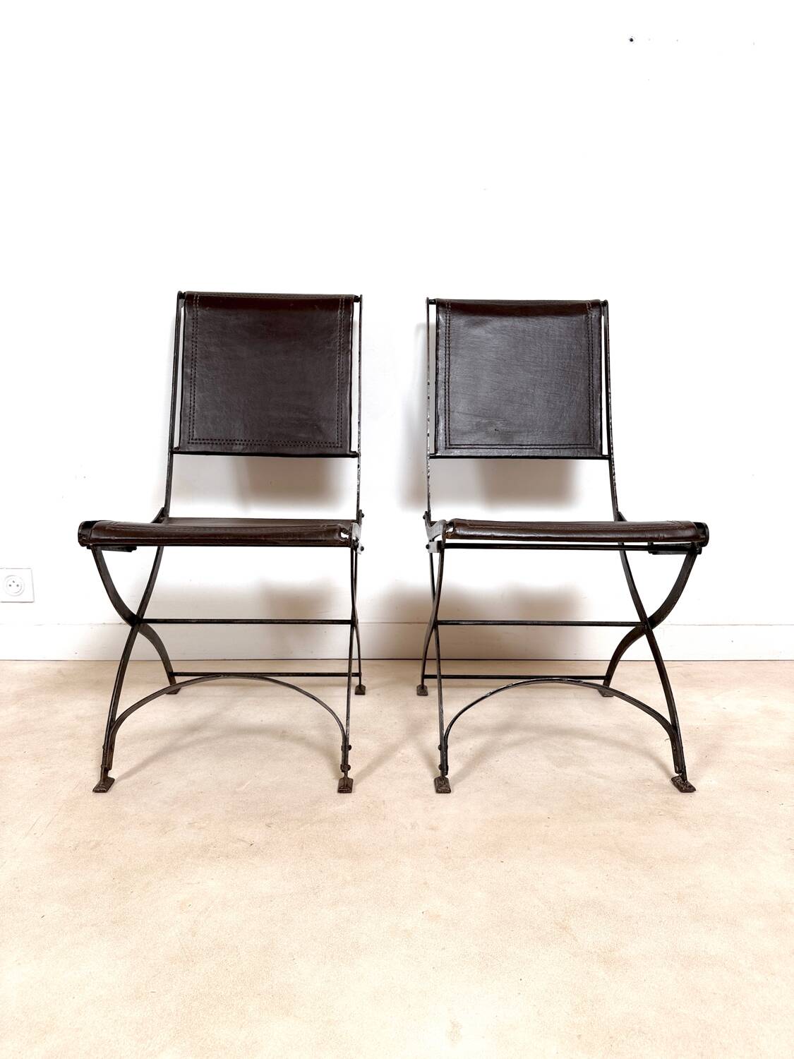 Ensemble de 2 chaises pliantes anciennes en fer forgé et cuir