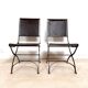 Ensemble de 2 chaises pliantes anciennes en fer forgé et cuir