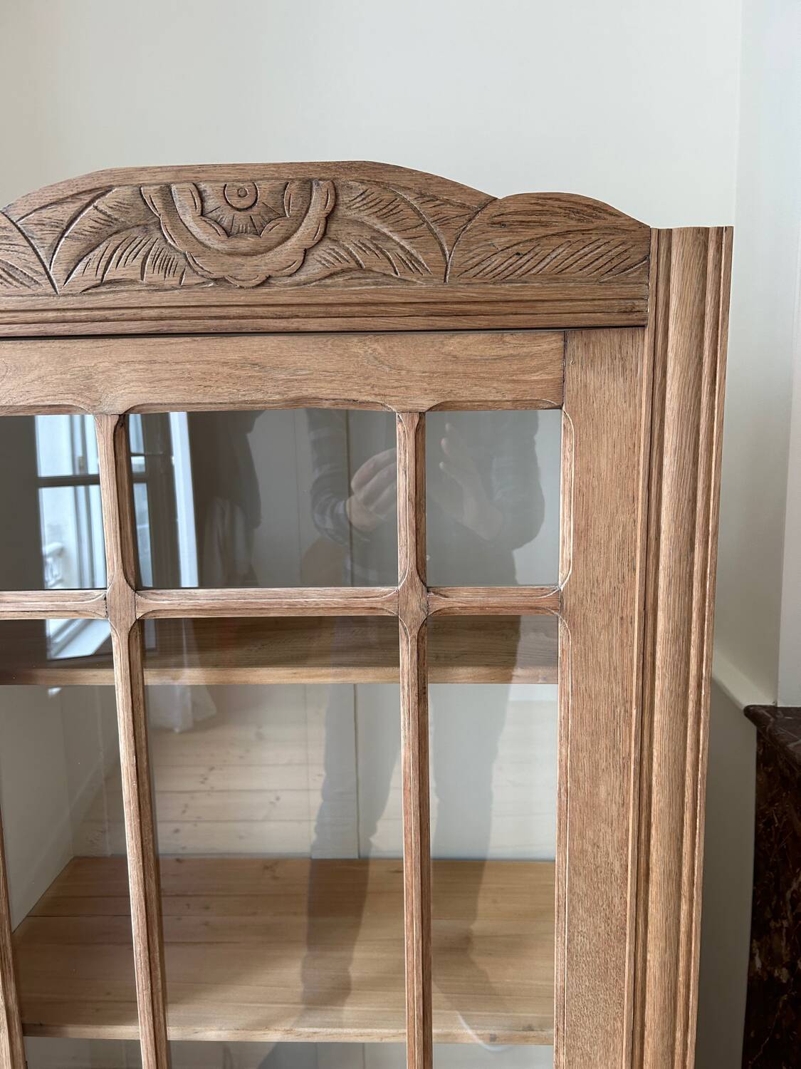 Glass cabinet in raw oak