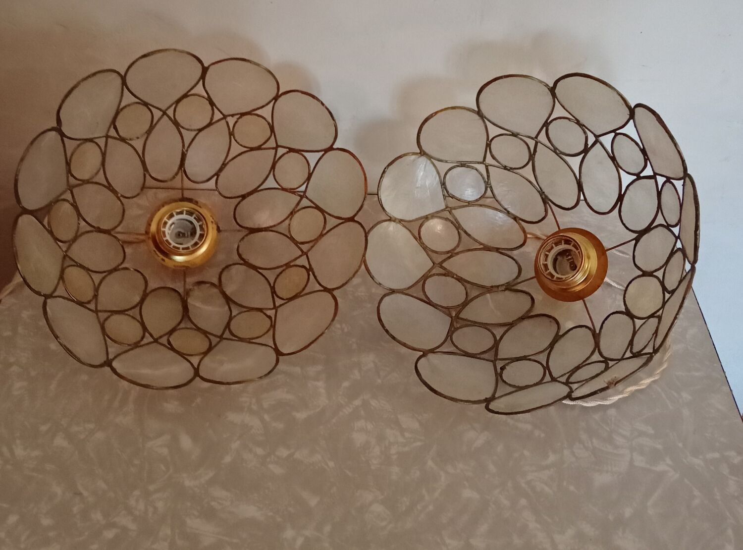Pair of mother-of-pearl suspensions