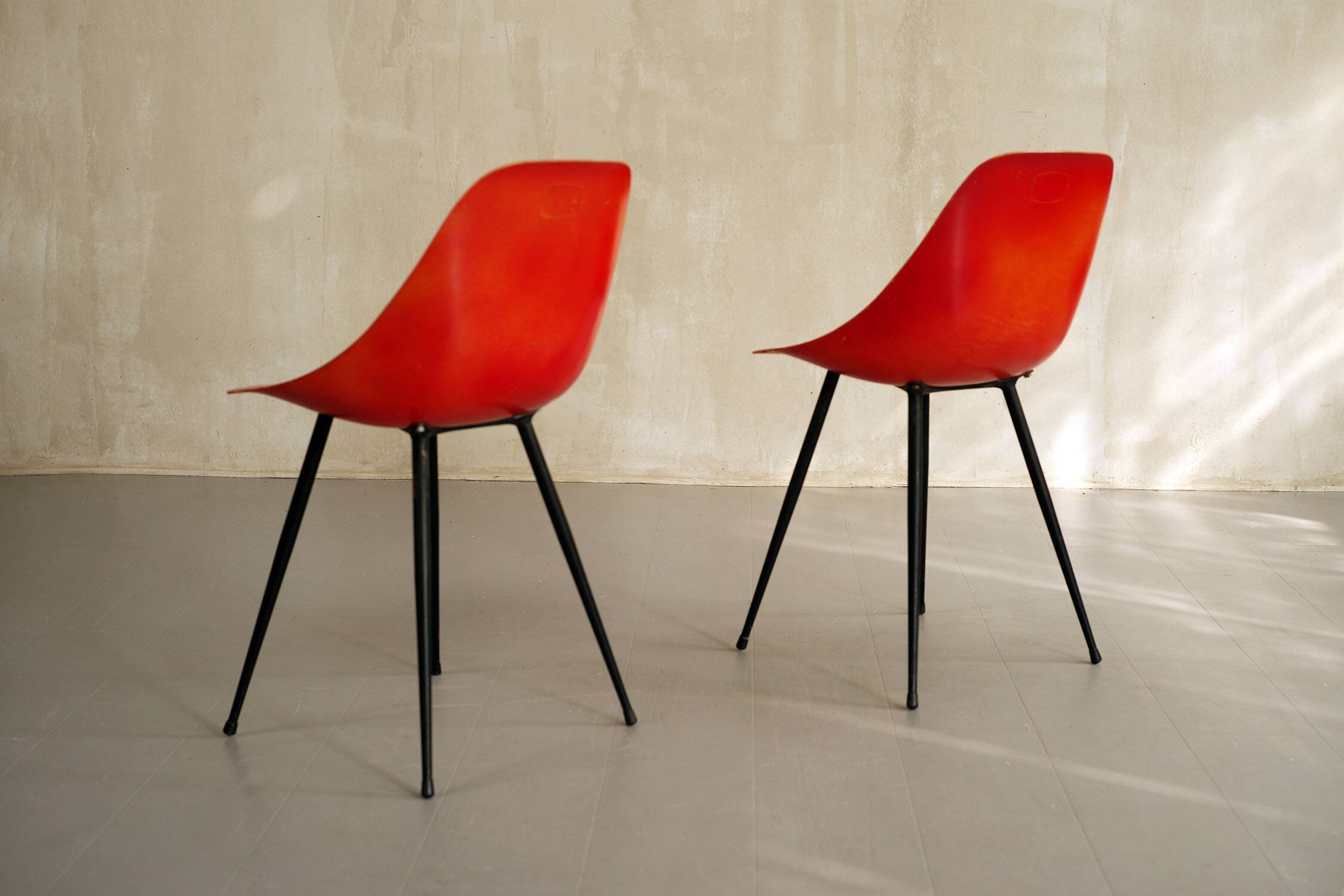 Paire de chaises en fibre de verre