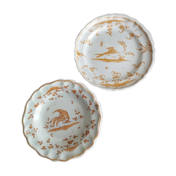 Paire d'anciennes assiettes oiseau du paradis dans le goût de Moustiers