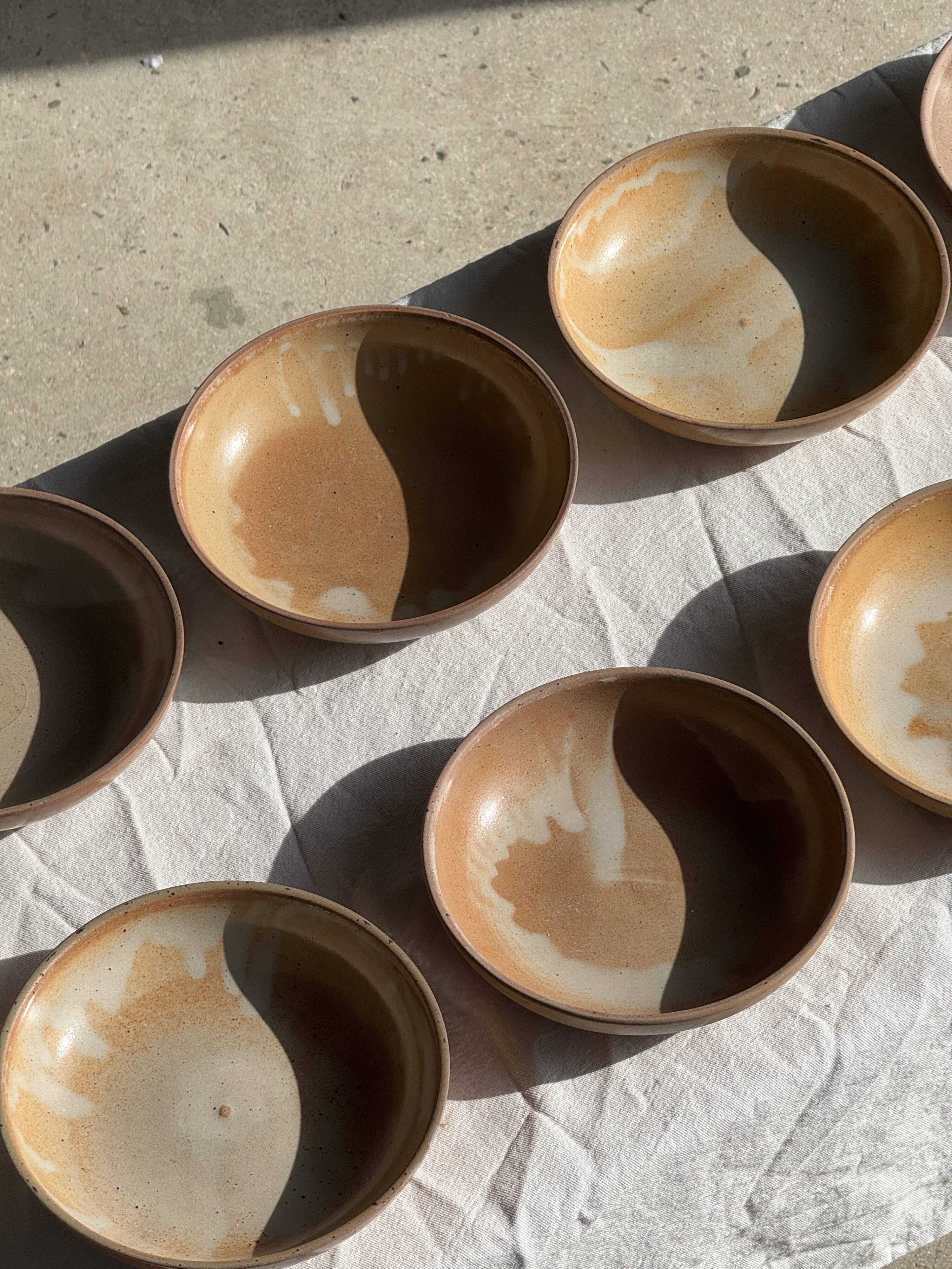 11 assiettes creuses artisanales vintage en grès mat